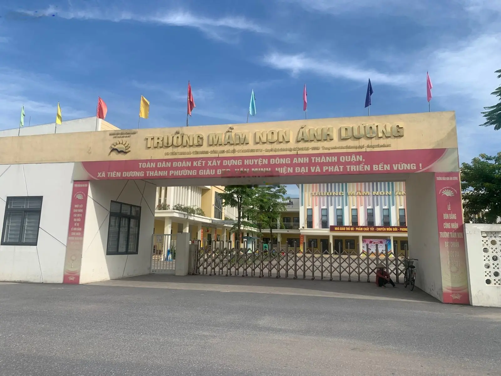 Bán 112m2 tặng nhà 2 tầng bìa làng view cầu Nhật Tân, mảnh đất hiếm được nhiều người săn tìm mua