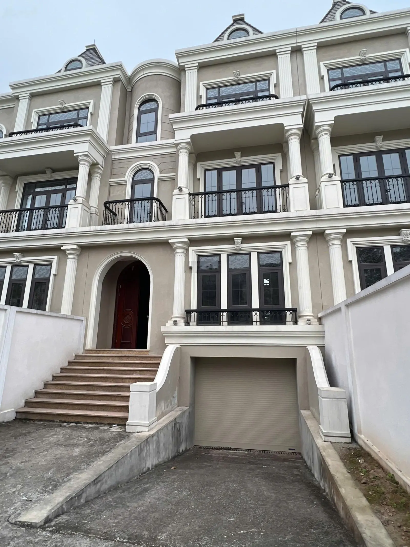 Cần bán gấp căn nhà vườn tại ciputra sân vườn rộng rãi có hầm và 3 tầng sô trao tay