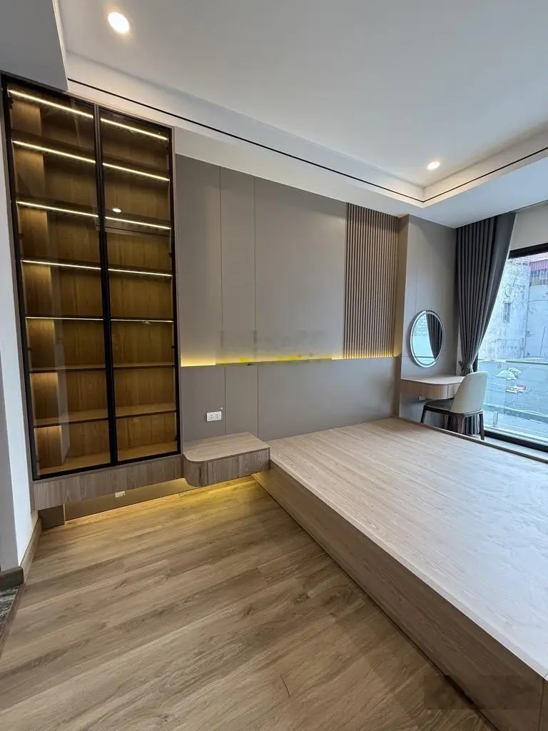 Thạch bàn cự khối phân lô tđc nhà mới 5 tầng ô tô đỗ cửa hơn 4tỷ