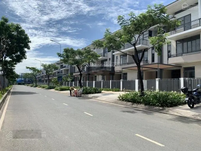 Bán gấp biệt thự Lavila giá tốt tháng 11, 5.5 x17.6 m - giá thật: 10.6 tỷ. LH: 0902 781 ***