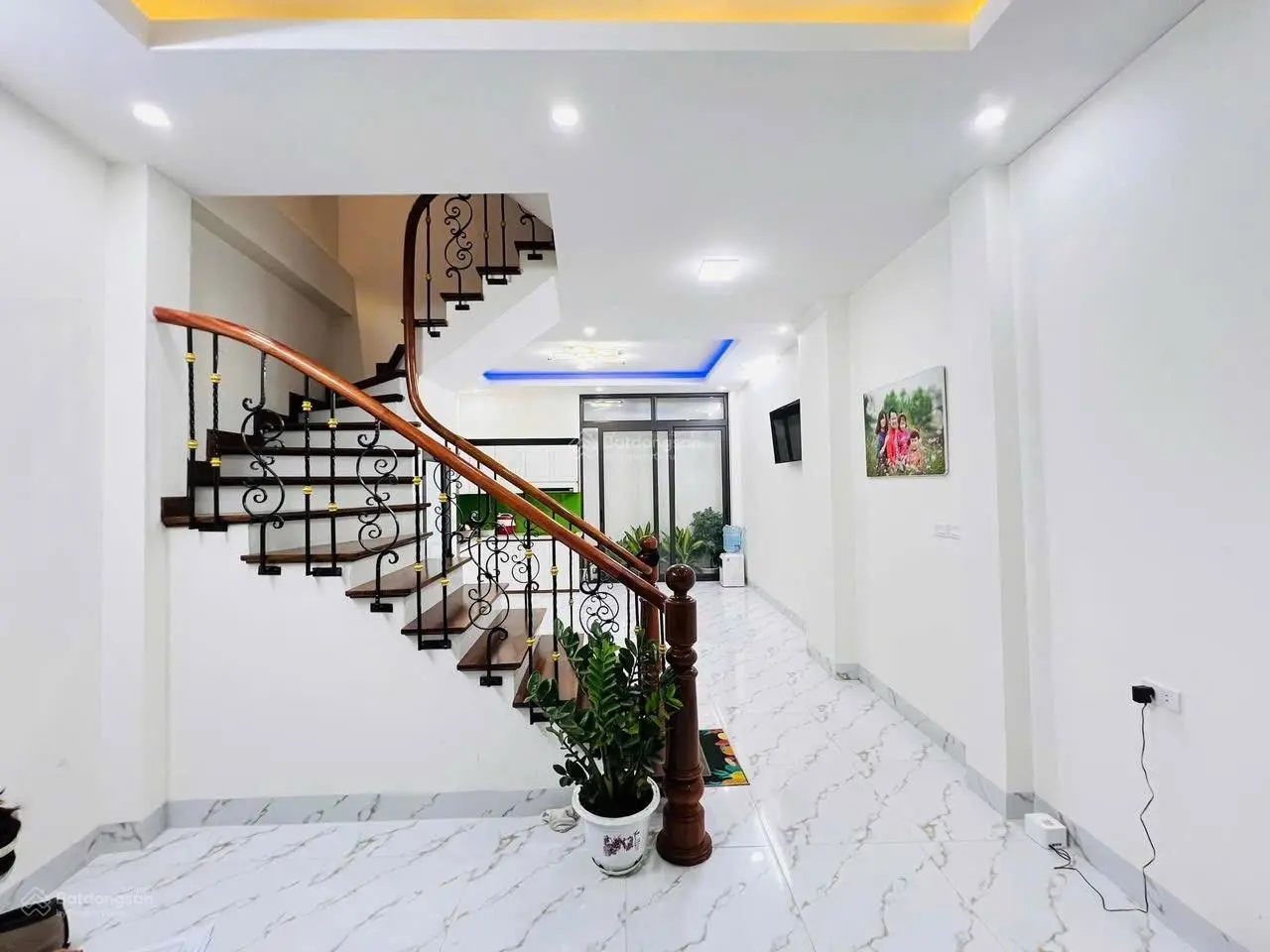 Bán nhà hơn 7 tỷ, nhà mới 50m2, Ngã Tư Vọng - Đại La, 5 tầng - 6 ngủ - gần phố - 2 thoáng trước sau