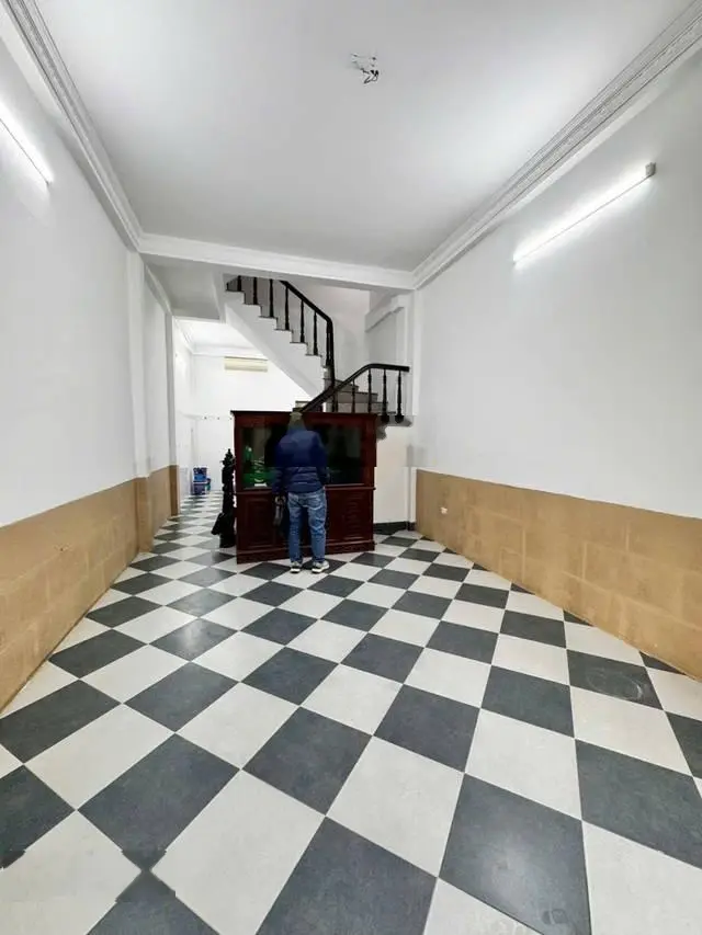 Bán nhà phố Nguyễn Trãi. DT: 57m2 5 tầng. Lô góc. Ô tô nhỏ qua nhà. Dân trí cao. Giá: 11,6 tỷ