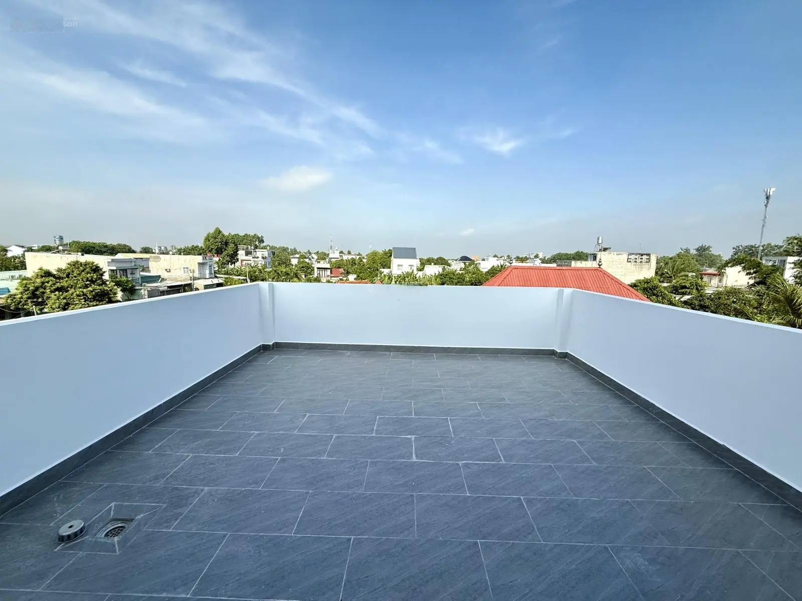 Bán nhà đường nhựa rộng DX 023, nhà 1 trệt 2 lầu đẹp, 3 phòng ngủ, sân oto 7 chỗ