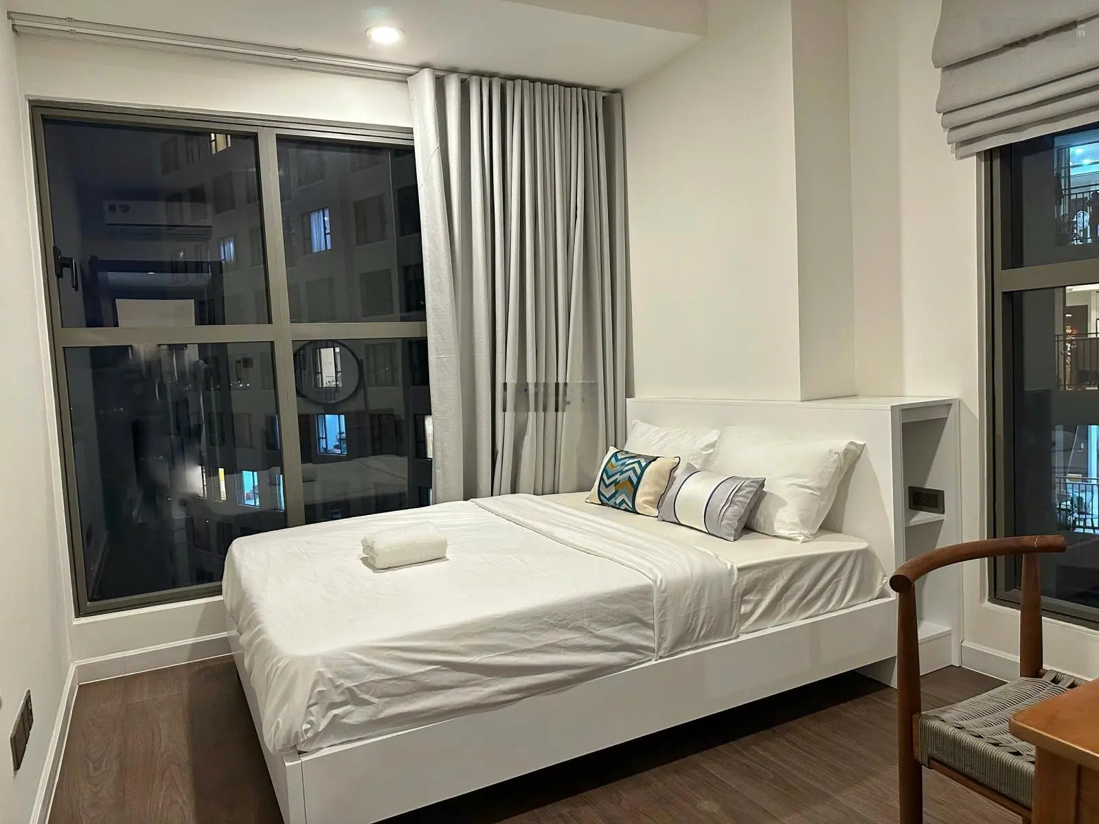 Bán căn hộ 53m2 Saigon Royal Quận 4 nhà đẹp. LH: 0909 024 ***