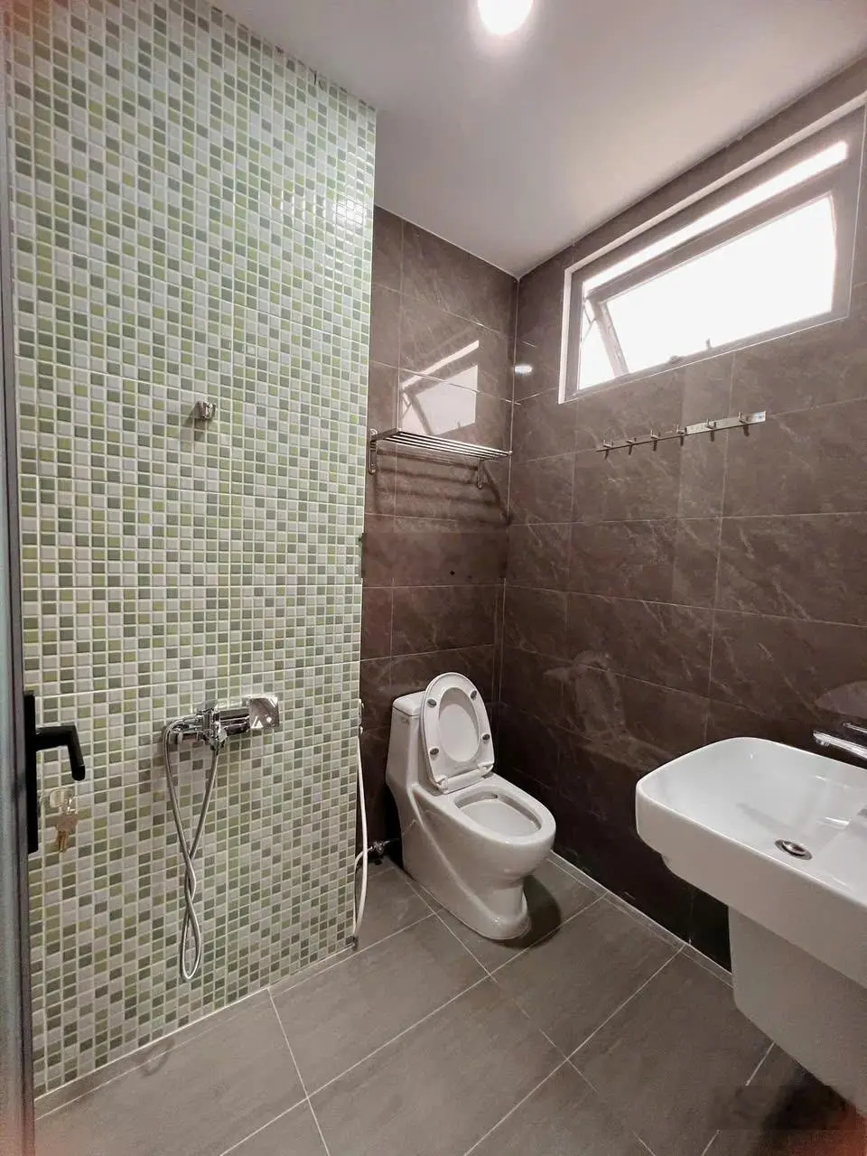 Nhà đẹp ngay mặt tiền đường DX 84 Định Hòa, Thủ Dầu Một, gần bệnh viện 1500G, thiết kế hiện đại