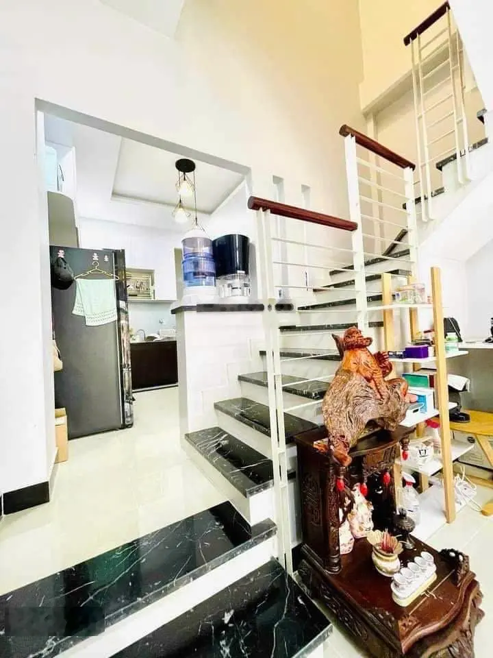 Nhà riêng, diện tích 60m2, sổ hồng riêng, 3 tầng chắc chắn BTCT, nhỉnh 6 tỷ