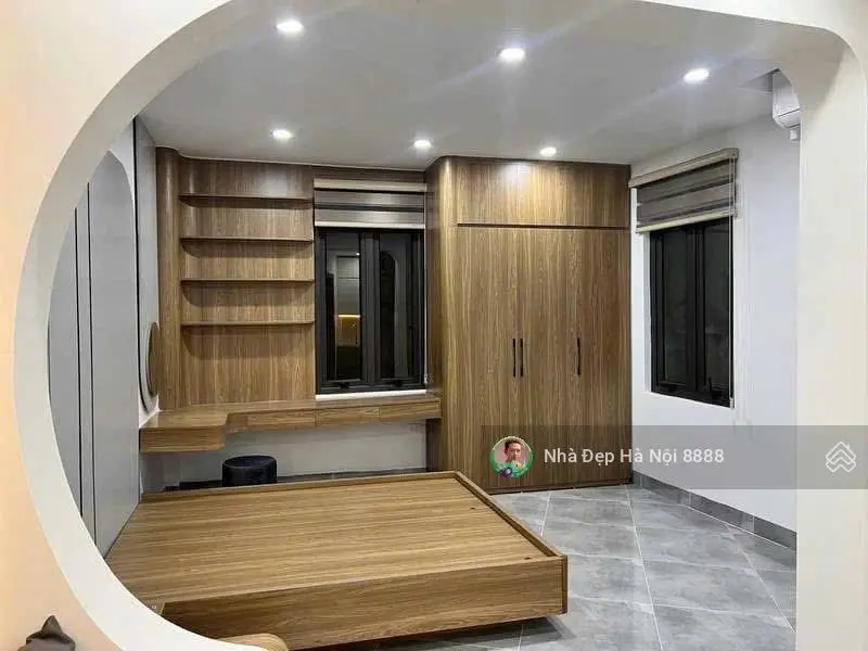 Chỉ cách hồ 20m một căn nhà mới xây kiêu hãnh vươn lên giữa lòng phố 6 tầng, thang máy mặt tiền 4m