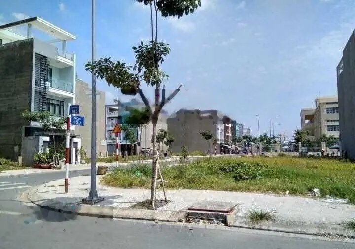Ngân Hàng Phát Mãi 30 Nền Đất MT QL13 , chỉ cần TT 899tr sở hữu ngay lô đất cực đẹp, sổ hồng riêng