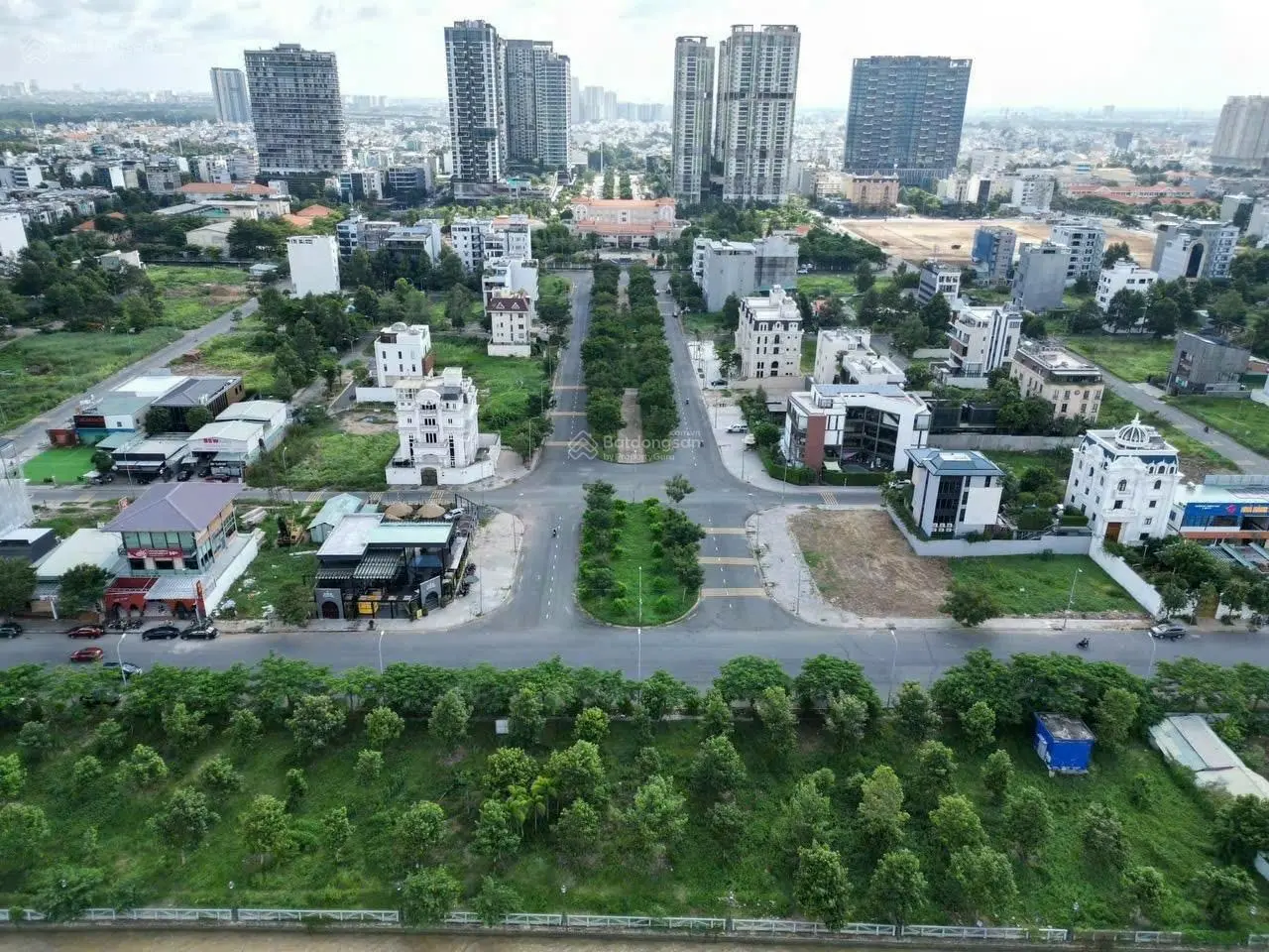 Đất dự án Huy Hoàng đối diện công viên, vị trí đẹp giá 20,5 tỷ, khu đông đúc, giá hợp lý
