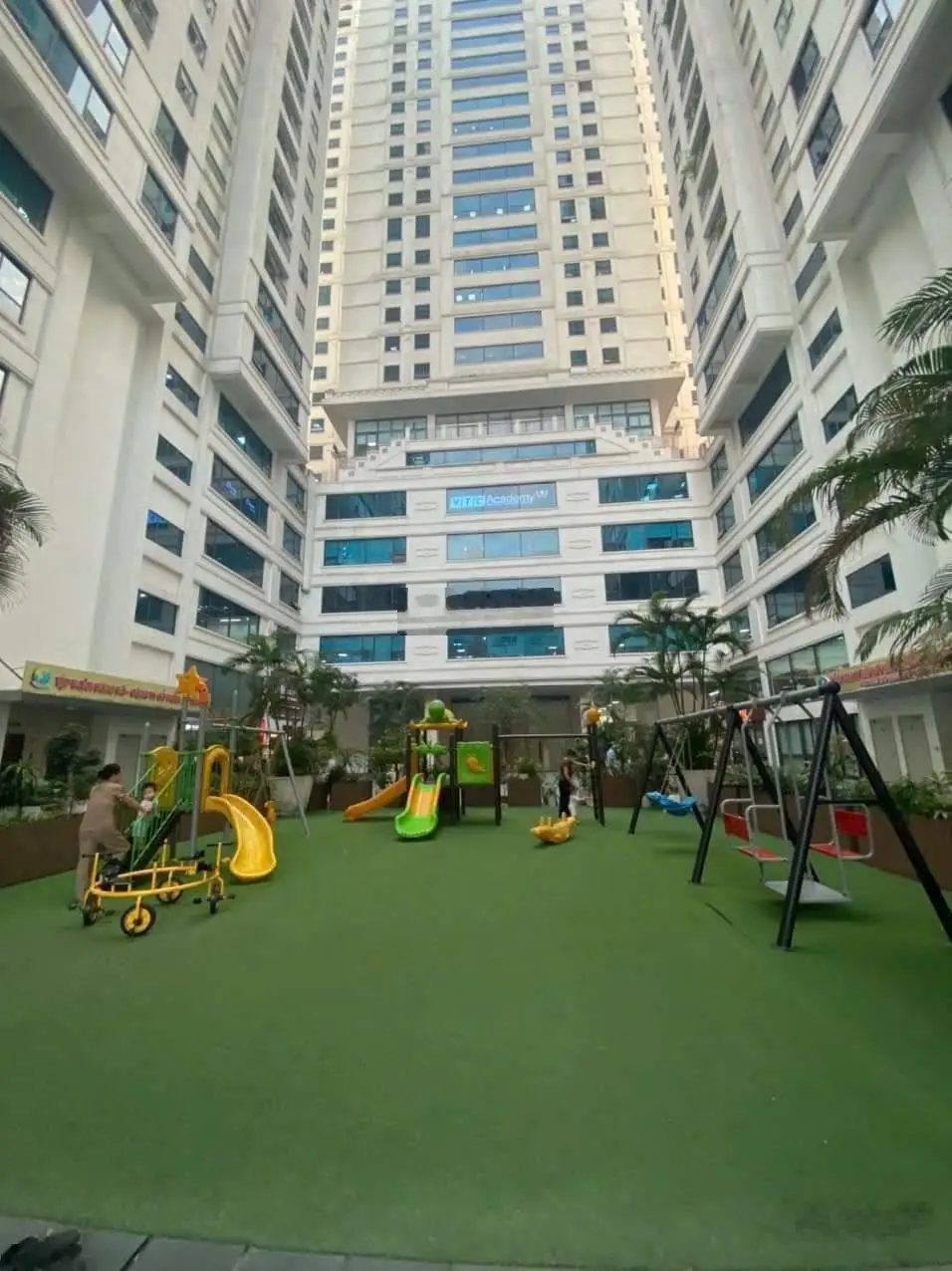 Chủ nhà gửi bán căn hộ 2PN, DT; 75m2, ban công ĐN. Center Point, giá; 4.850 tỷ, LH 0966 120 ***