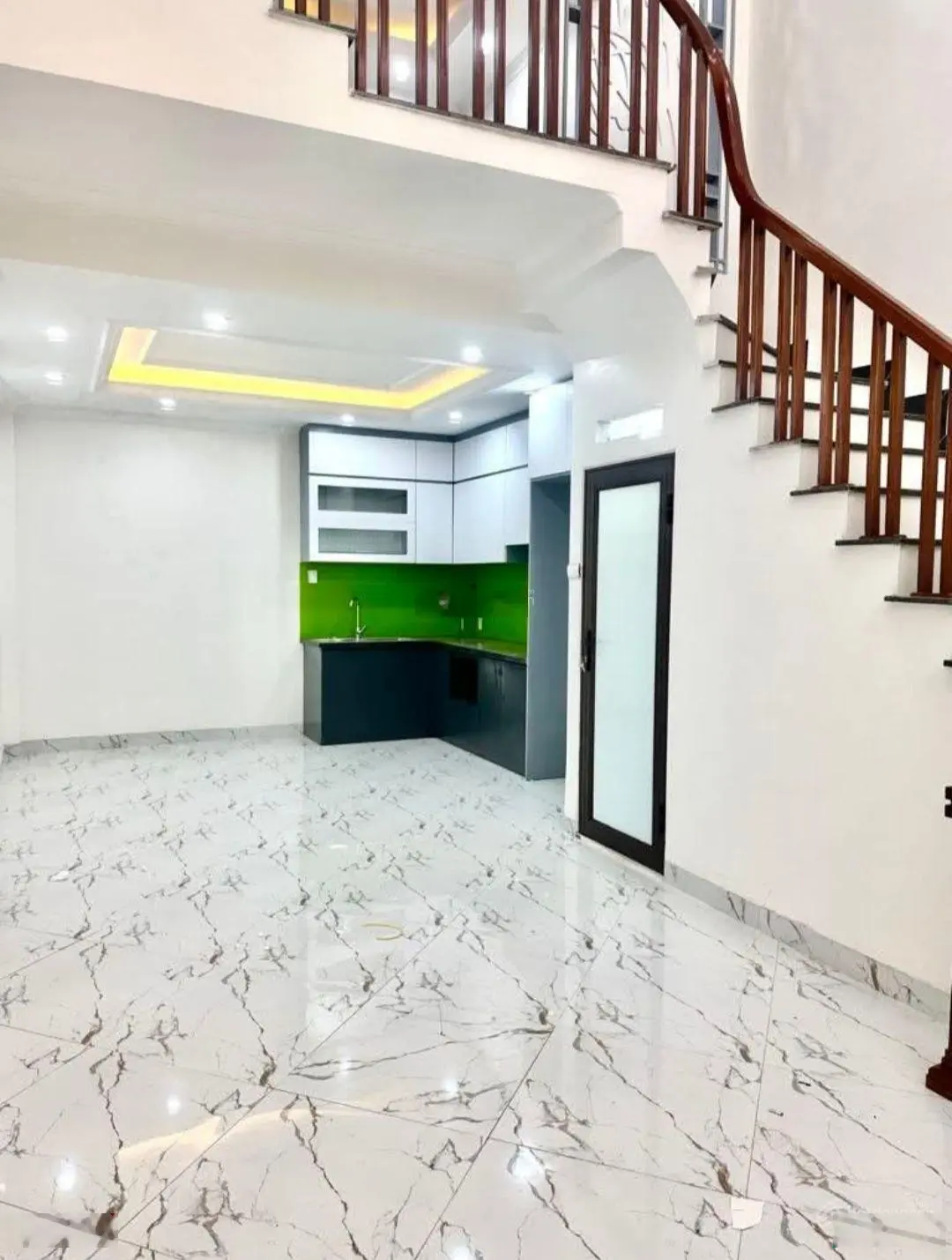 Hiếm: bán gấp nhà 5,2 tỷ, dt 30m, 5 tầng phố lãng yên - hbt, gần trường, ngõ thông, nông