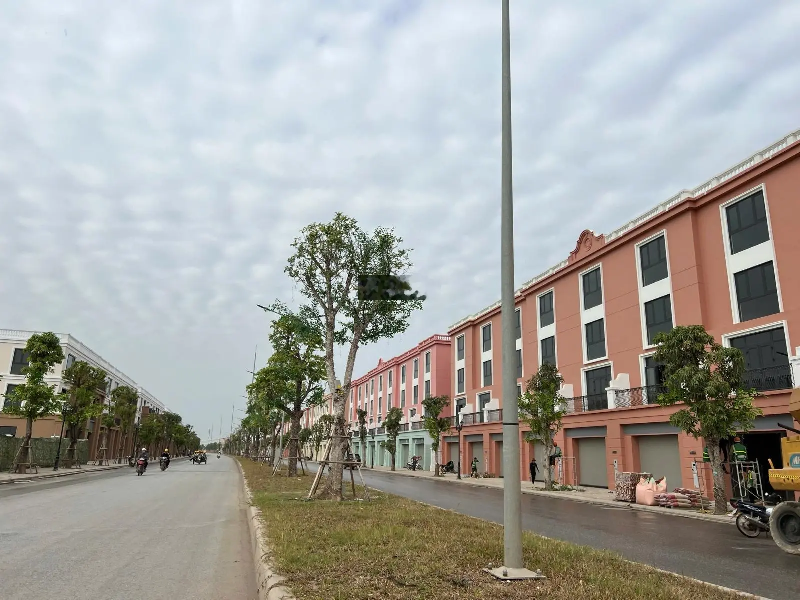 Chỉ 5,4 tỷ sở hữu shop house xẻ khe view sân golf ngay trung tâm thương mại mega mall