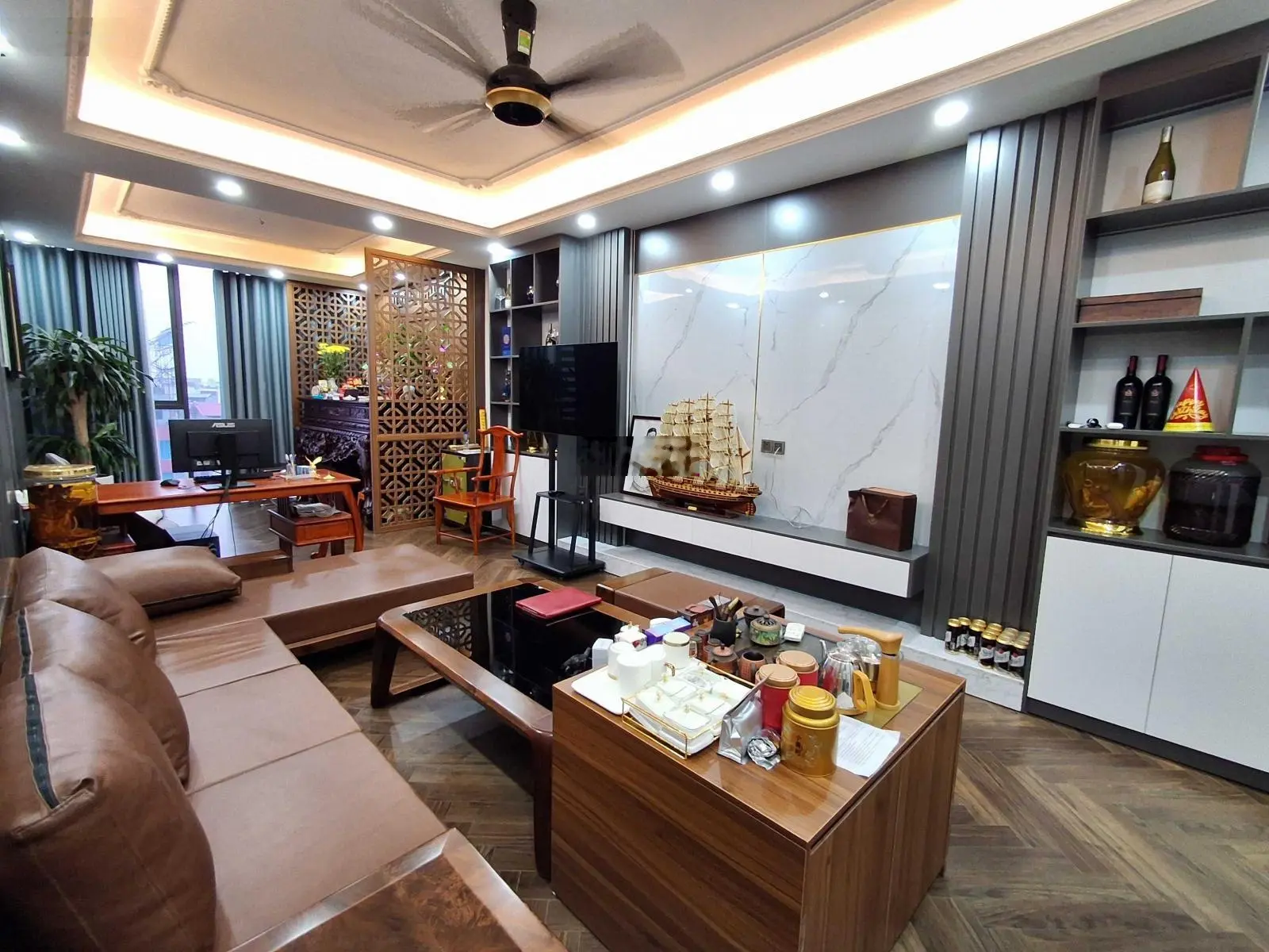 Bán nhà MP Cổ Linh, Long Biên. Vỉa hè, kinh doanh, Thang máy, Dòng tiền. DT55m2, MT4m, 17 tỷ.