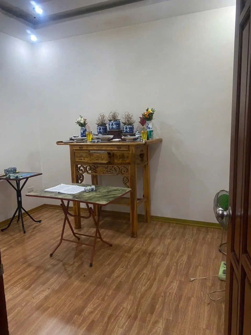 Bán nhà 2 tầng mặt đường Chợ Hàng gần bốt tròn