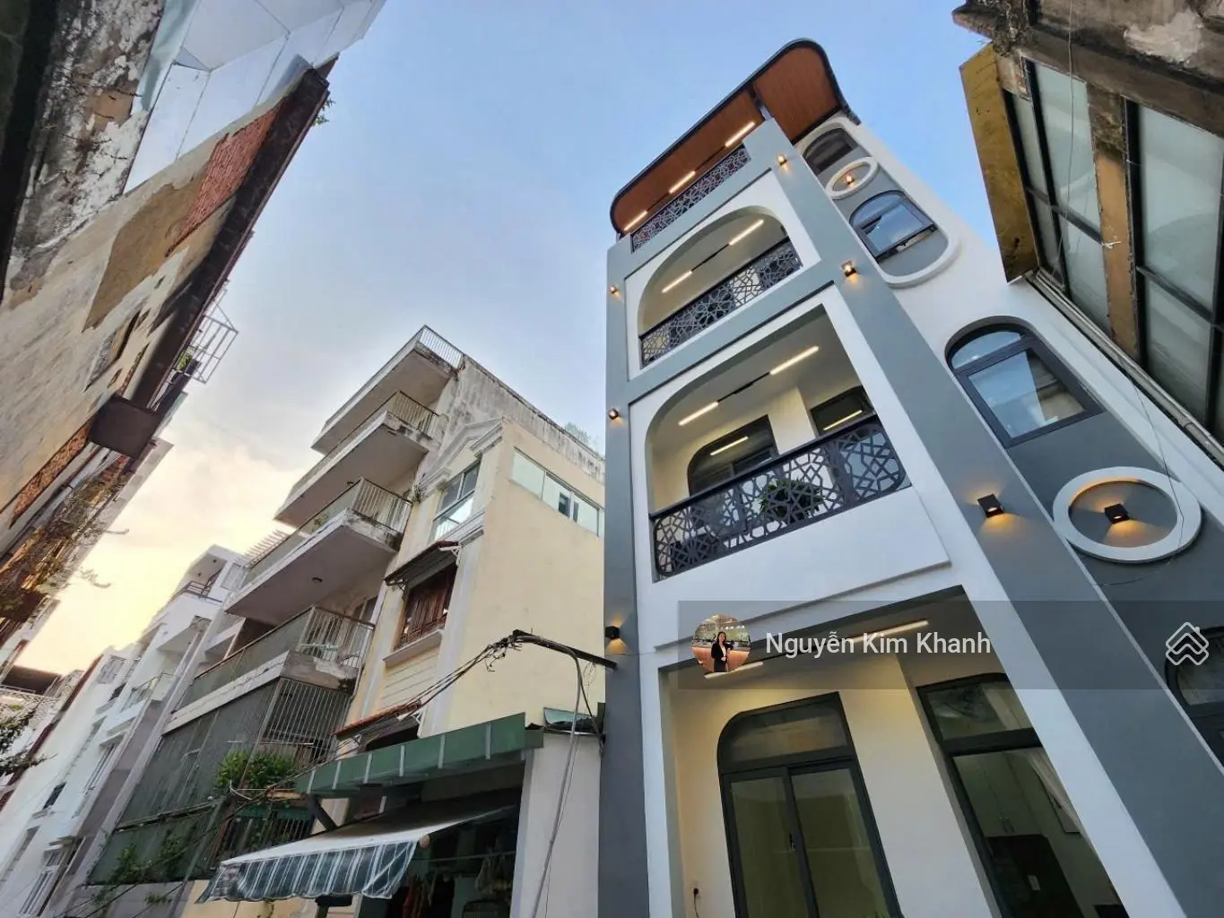 Chdv quận 1 - chợ bến thành - doanh thu 96tr/tháng - gần 5%/năm - 14pn - có thang máy