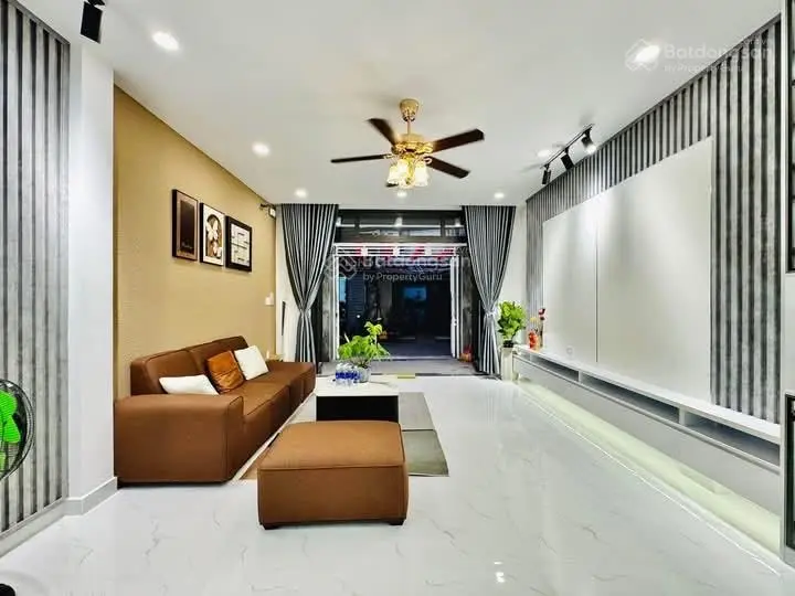 Bán gấp nhà đẹp hẻm xe hơi Đ. CMT8, P15, Q10 .DT: 5,5x17m Full Nội Thất Vào Ở Ngay Giá 4Tỷ 360.