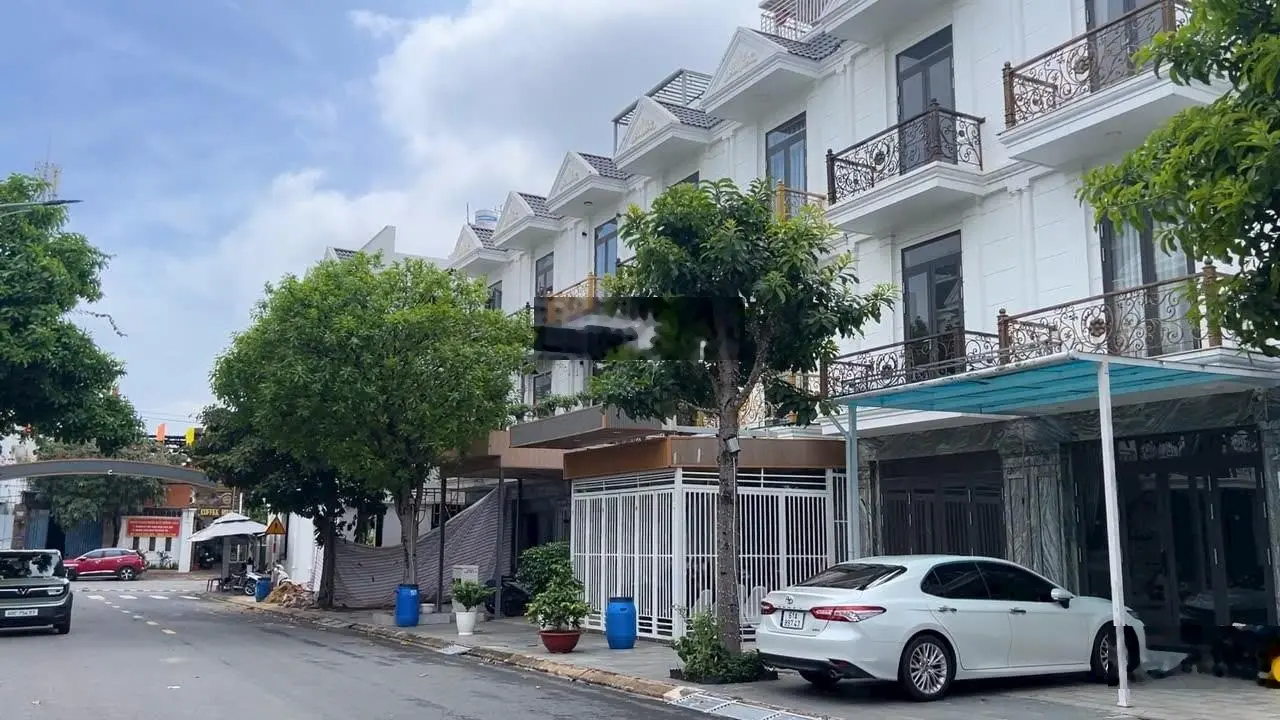 Nhà thô 1 trệt 2 lầu gần chợ Dĩ An DT 73m2 ngang 4x18,25m thổ cư full dg 7m vỉa hè 3m LH 0906309279