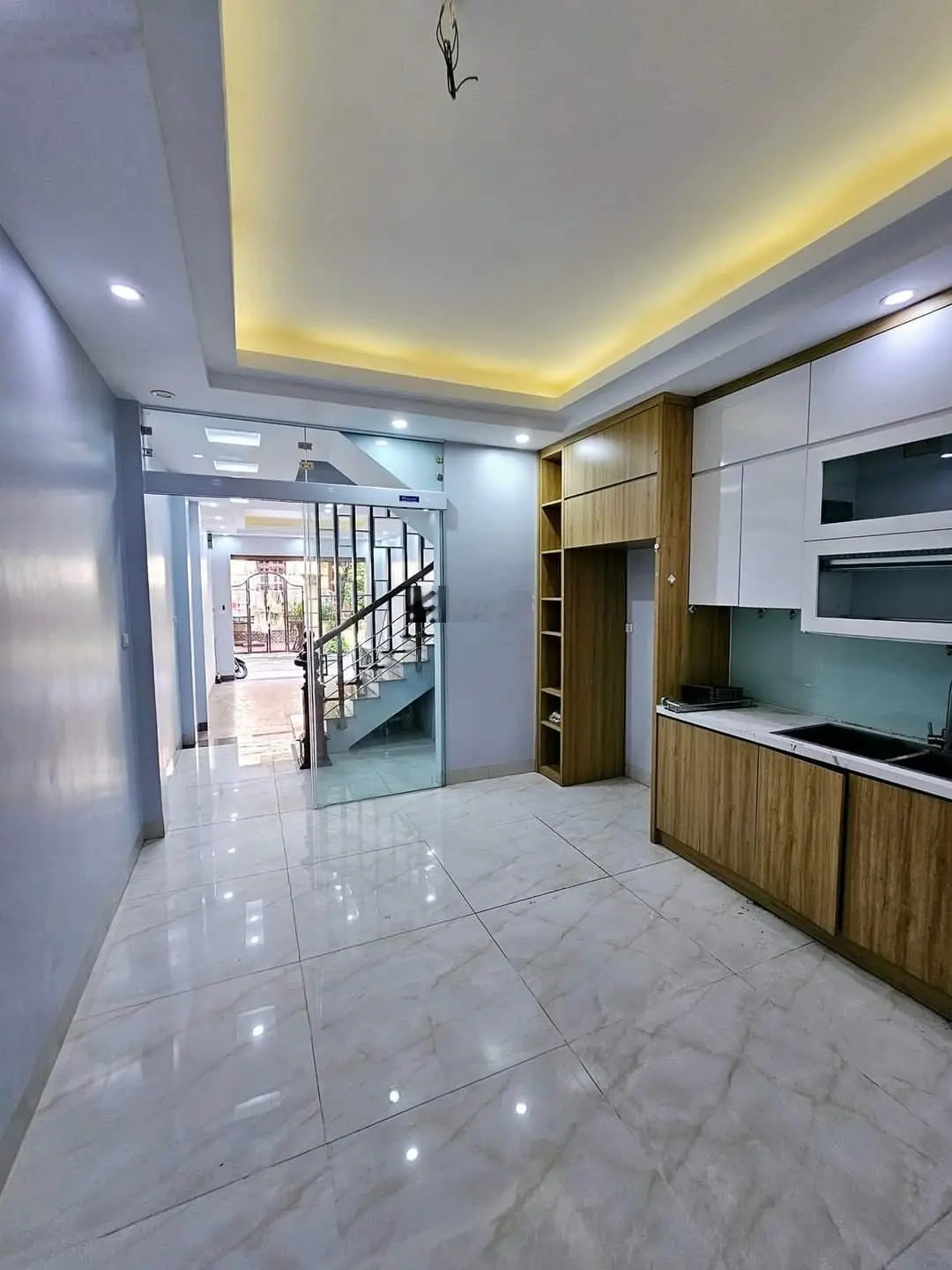 Bán nhà gần Ciputra, Tây Hồ. DT 60m2 x 8T, MT 4m. Ô tô 5 chỗ vào nhà, đường ô tô tránh. Kinh doanh