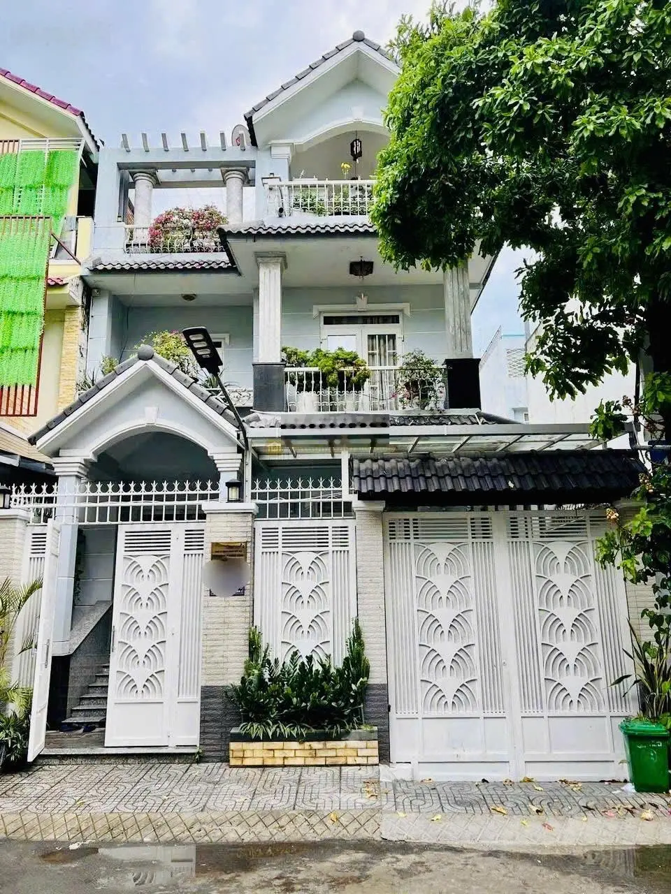Bán biệt thự ngay Chi Cục Thuế Thành Phố. DT 10x20m. CN 200m2. 3 tầng. Giá 32.5 tỷ. LH 0901 882 ***