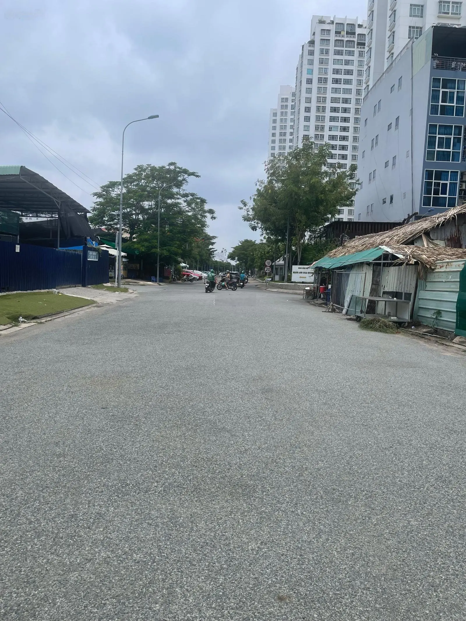 Cần bán gấp lô đất biệt thự khu B Làng Đại Học DT 300m2 sổ hồng riêng xây dựng tự do giá 63tr/m2