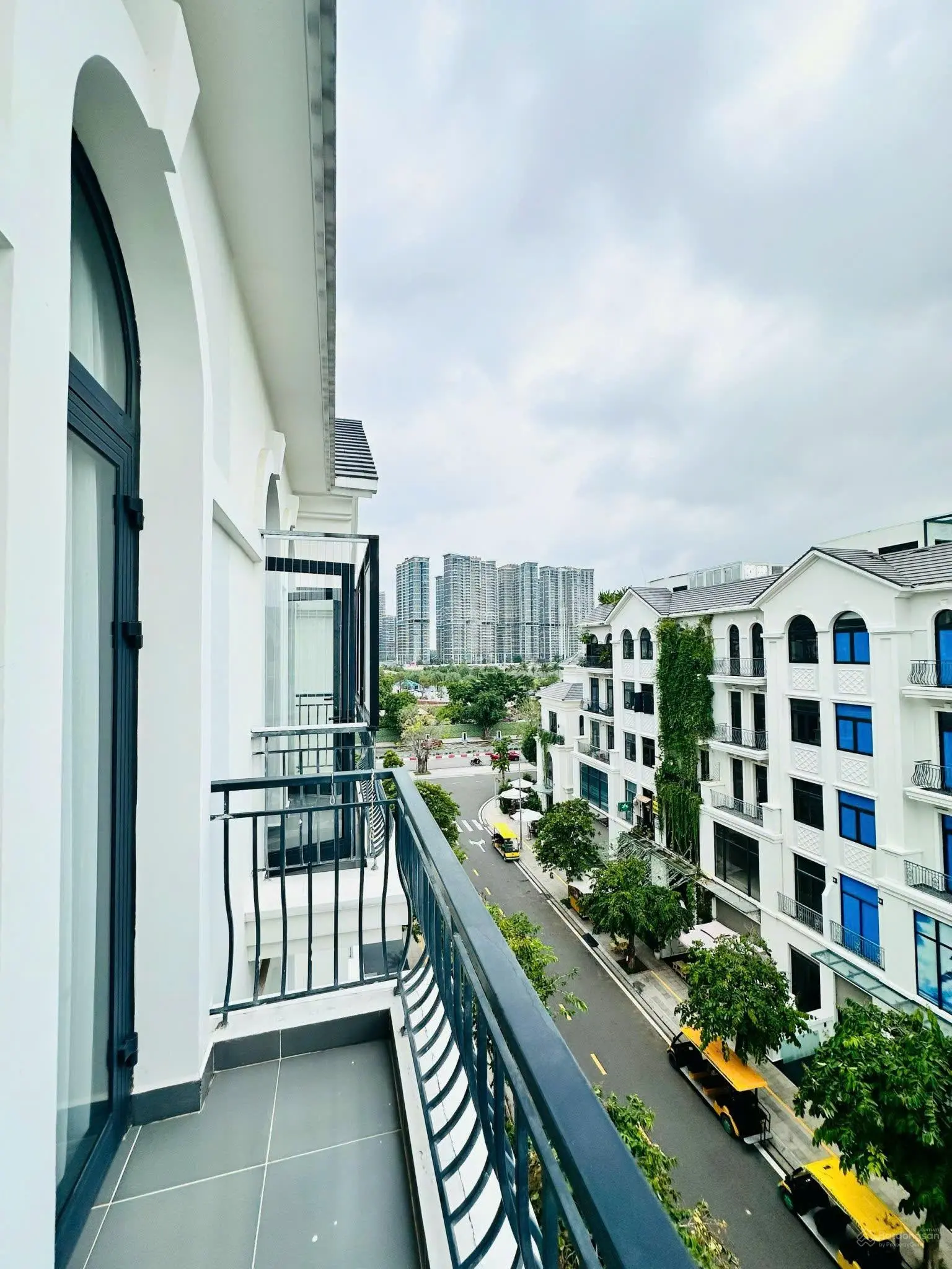 Cần bán nhà phố Vinhomes Grand Park Q9 đã hoàn thiện tặng nội thất