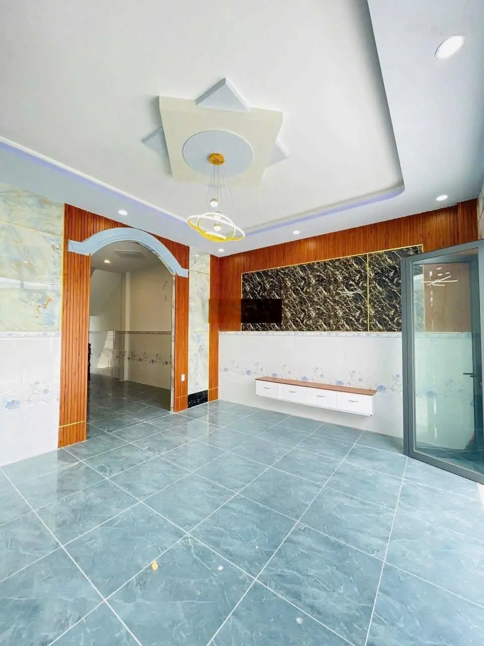 Nhà mới xây, ngay ủy ban xã Qui Đức (5,2 x 16)m 1 lầu 3,9 tỷ. Đường nhựa khu phân lô