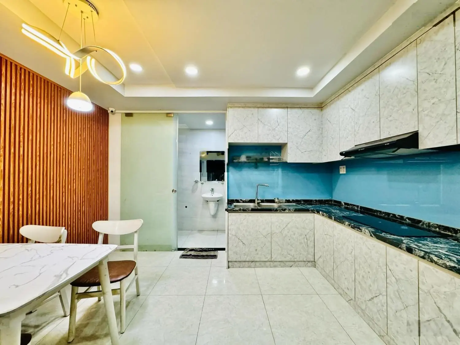 Kẹt tiền bán gấp nhà có phong thủy tốt Trần Quang Diệu, Quận 3. DT 53,8 m2. Gần chợ Nguyễn Văn Trỗi