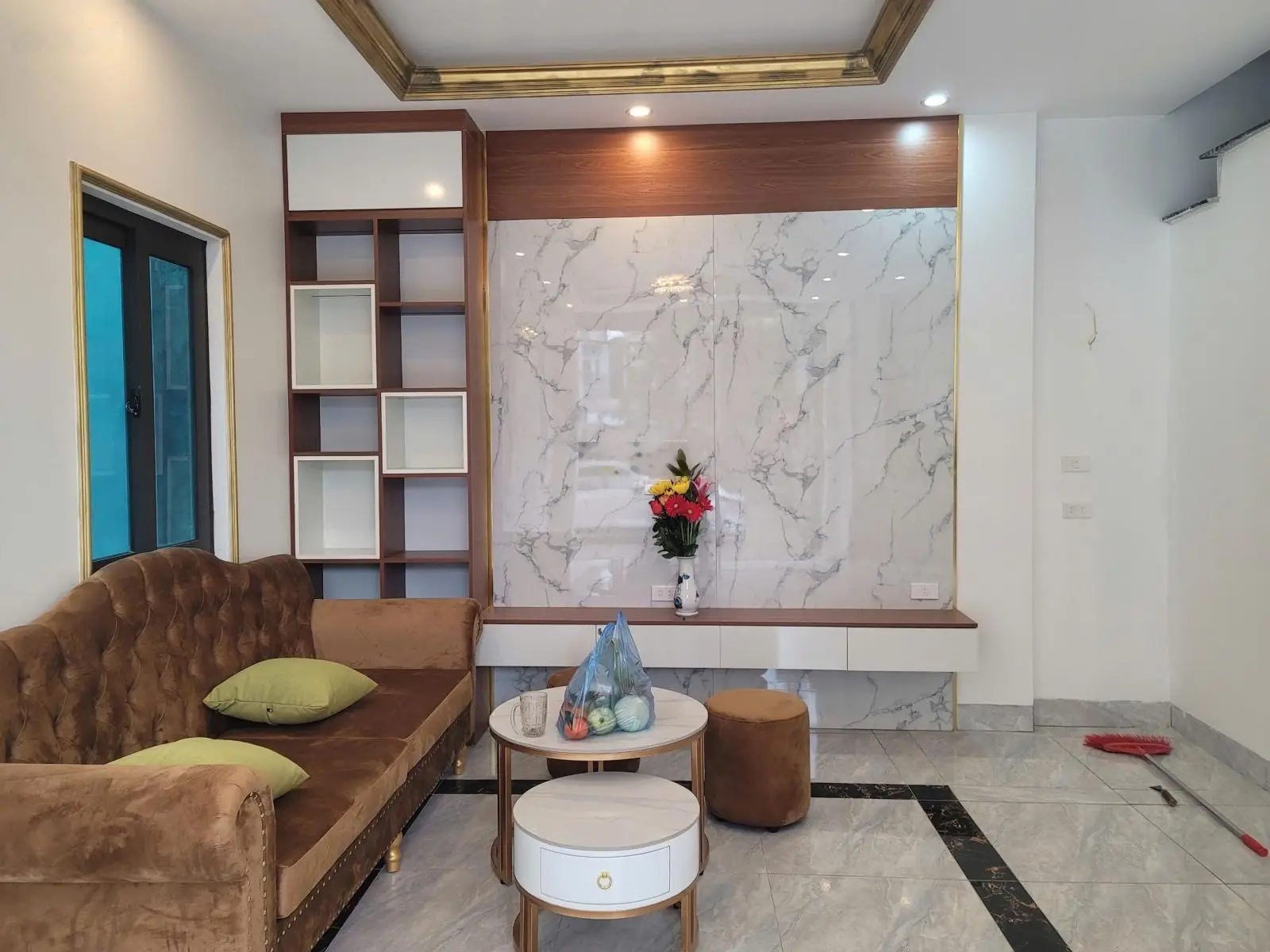 Chính chủ bán nhà mặt sân Vh ô tô vào nhà, đỗ cửa thoáng vĩnh viễn lô góc 2 mặt ngõ 40m2