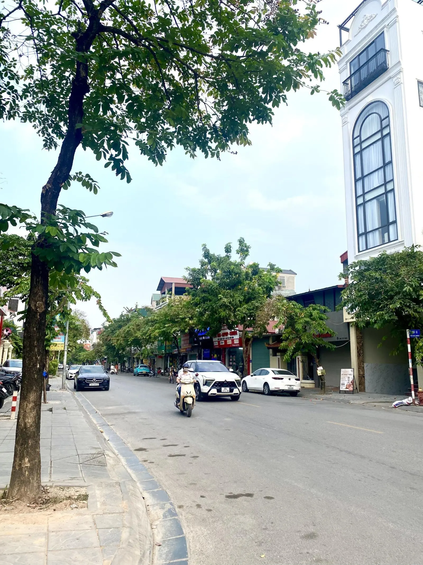 Gia đình cần bán 360m2 đất đấu giá Việt Hưng, MT 20m, đường 10m, vỉa hè 5m xây bt hoặc toà nhà vp