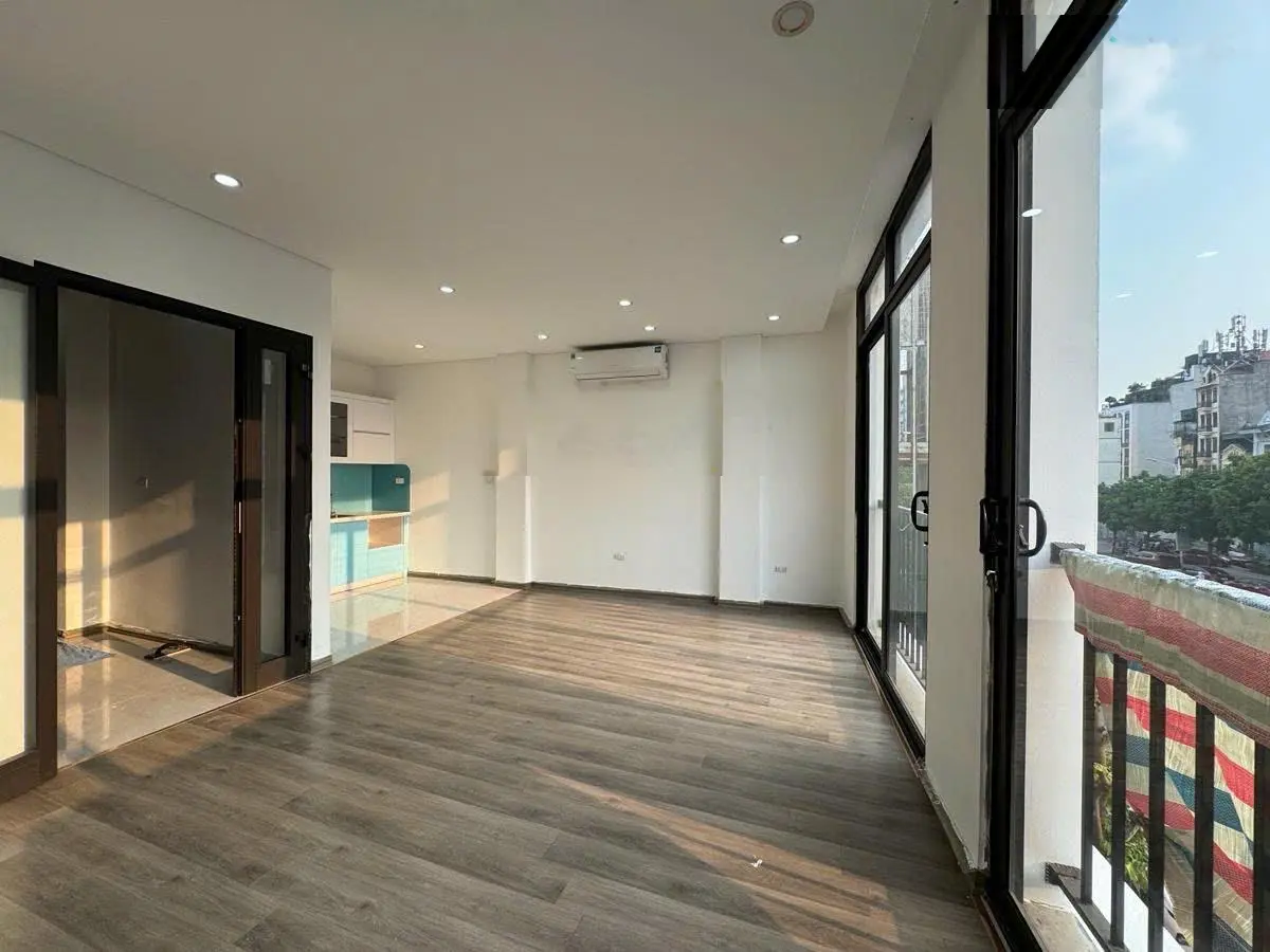 Bắt đáy ! hồng tiến - long biên - mặt phố - thang máy - ô tô đỗ cửa - 44m2 - 26.8 tỷ