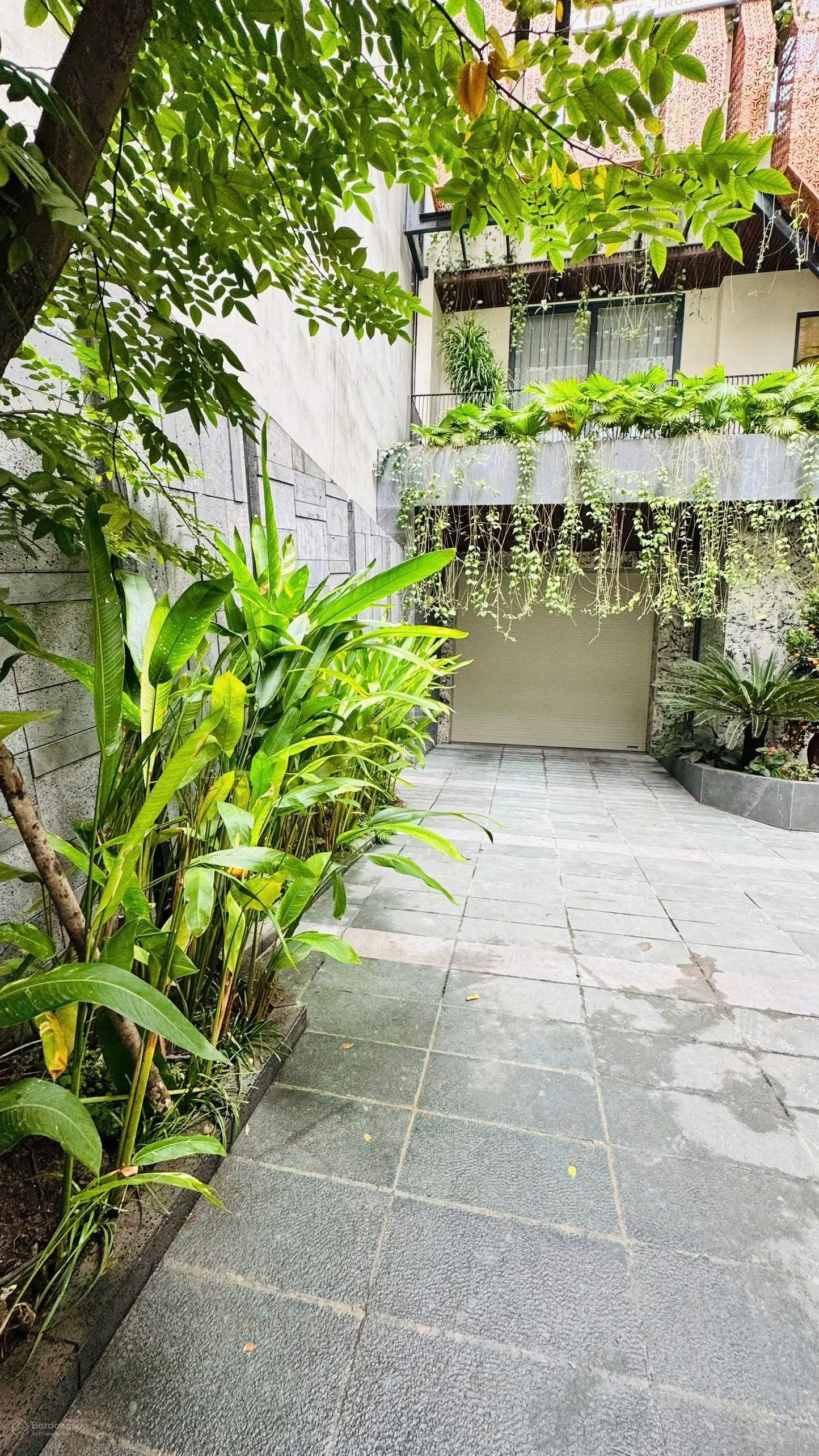 Biệt thự sân vườn phố đội cấn -gara. ô tô ,hồ cá koi nội thất hoàng gia dt 356m chỉ 99tỷ