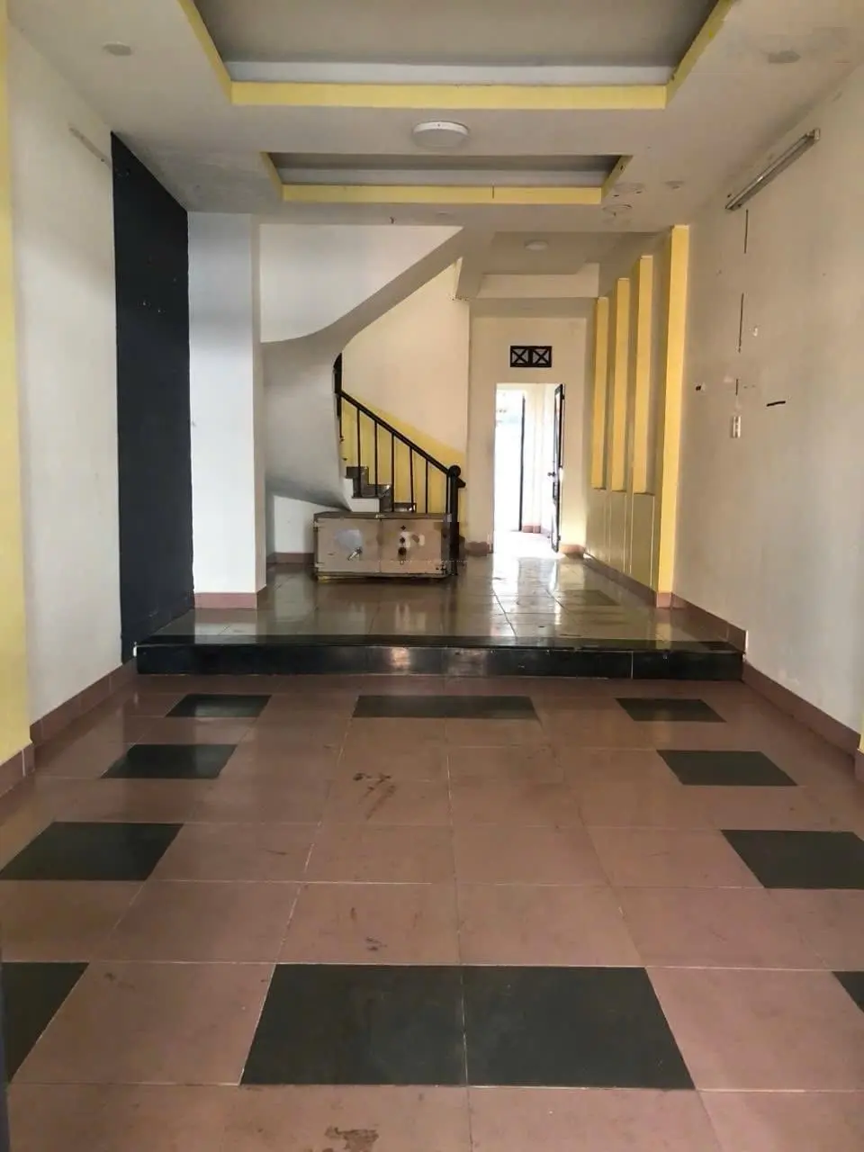 Bán nhà 2 tầng, mặt tiền kinh doanh, đang cho thuê 9tr/ tháng, ngay trường đh nh