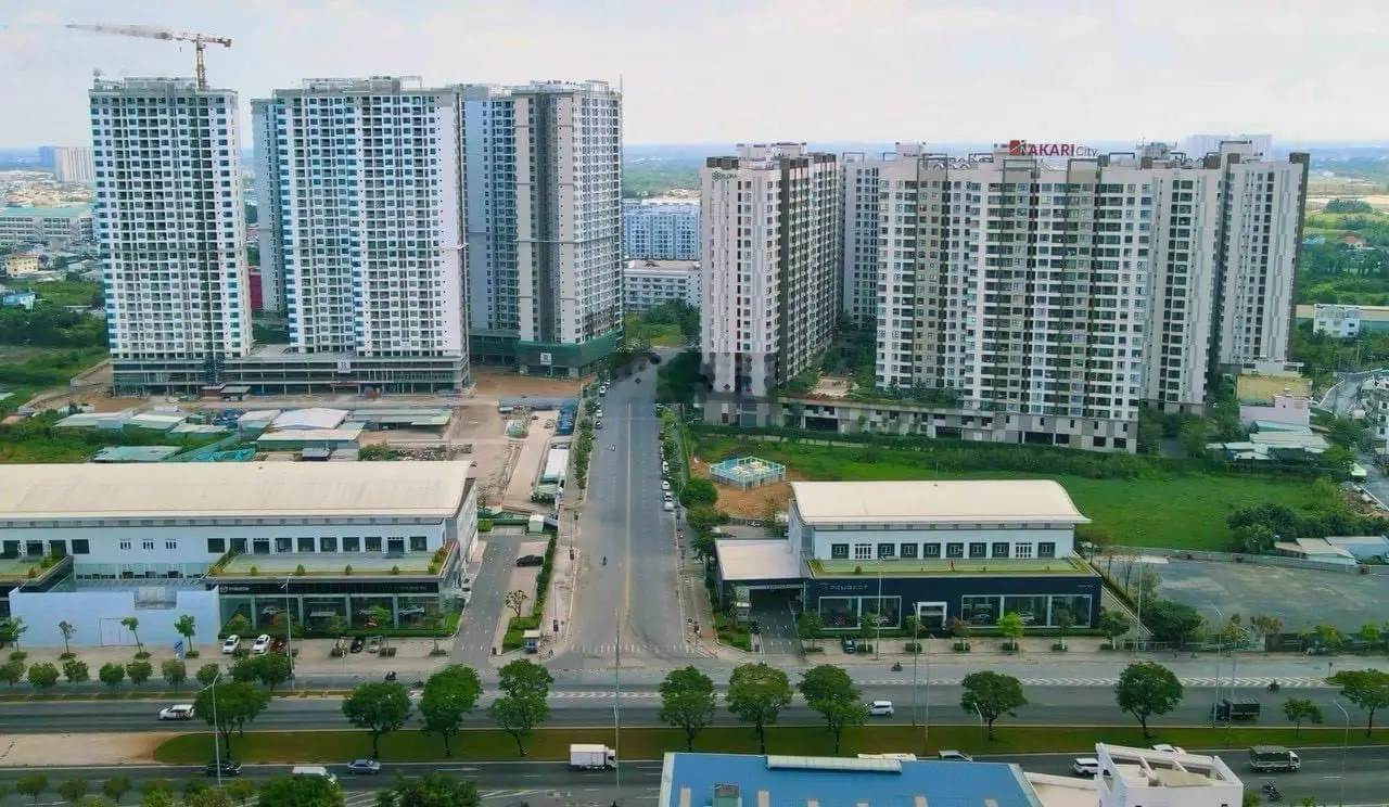 Hàng ngộp cần bán gấp căn hộ Akari city GĐ2. Giá: 3 tỷ150. View Hồ Bơi, hạn mức vay 70%. 0906 651 ***