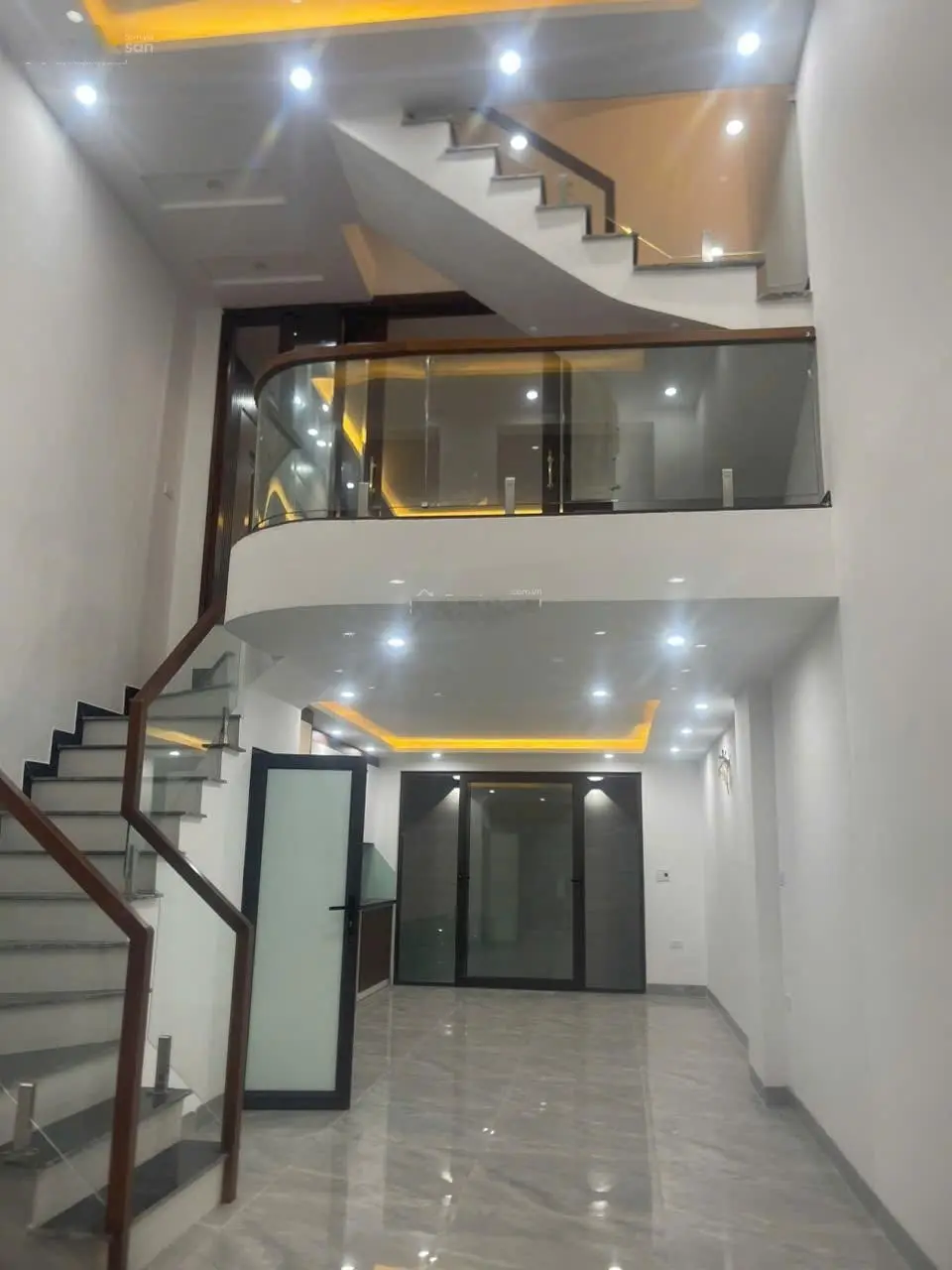 Nhà Cực Đẹp - Ngay Hồ LINH ĐÀM - Trường các cấp , chợ và UBND Cách 200m - bến xe nc Ngầm cách 500m