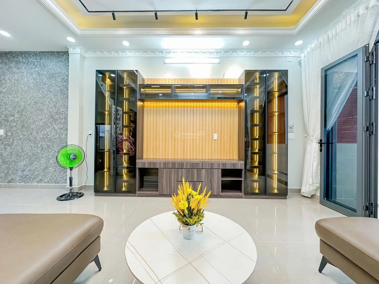 Bán nhà sổ riêng 60m2 hoàn công 3 tầng đầy đủ nói thất gần quận 7 chỉ 300m
