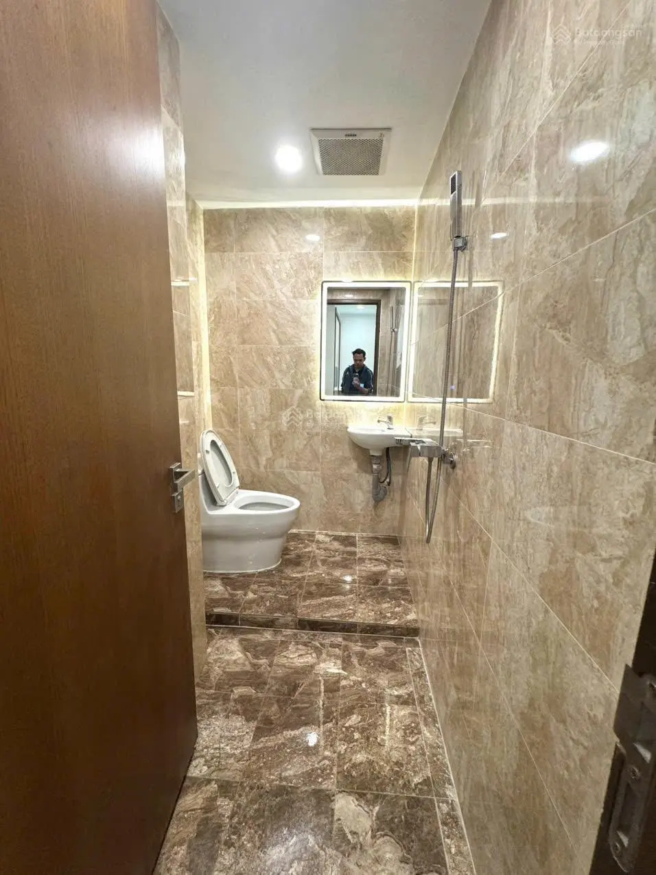 Cần bán căn 3 pn DT 115m2 ở toà Golden Land - Nguyễn Trãi gần trường ĐH Xã Hội Nhân Văn, sổ đỏ