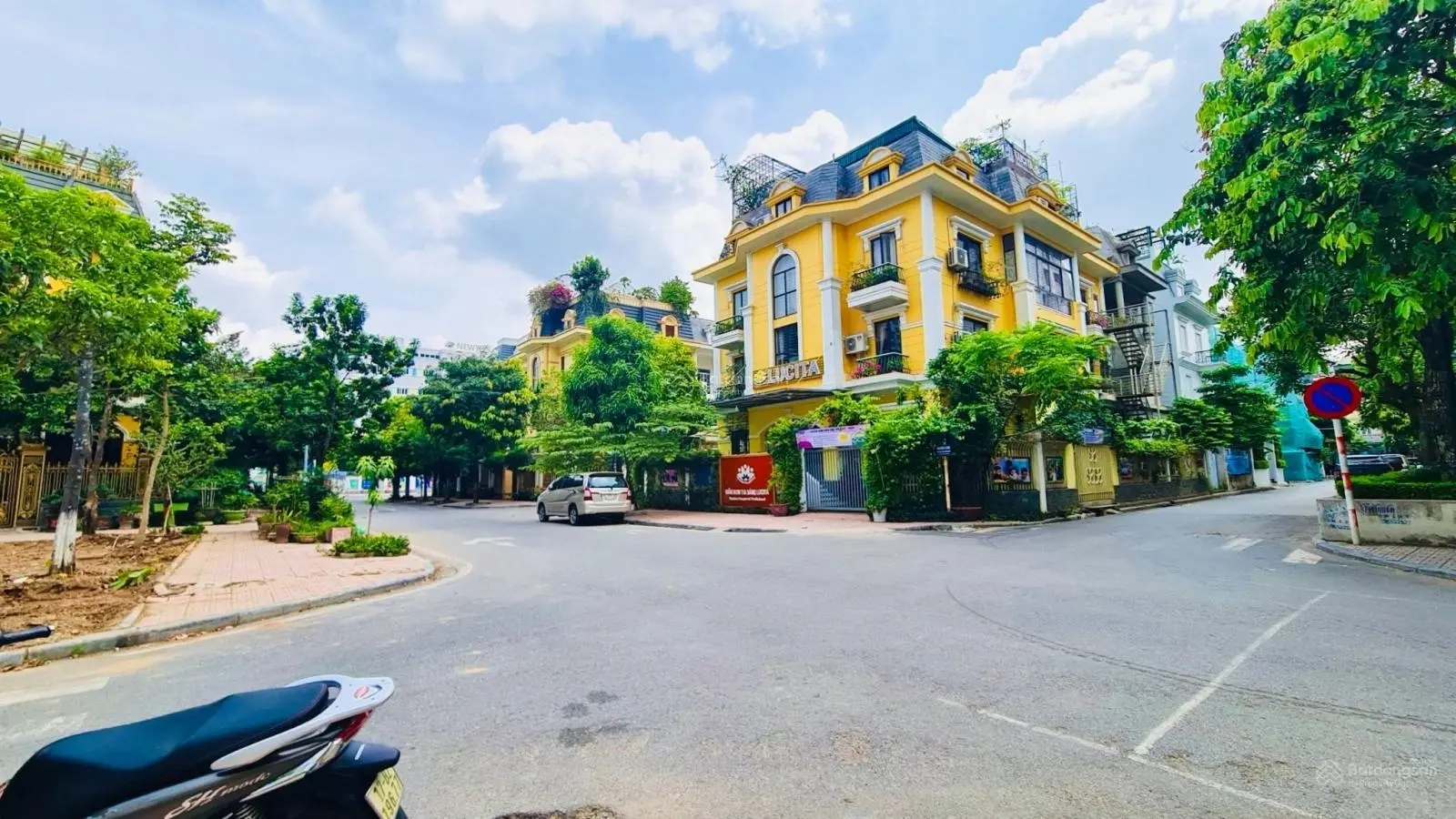 Chính chủ bán nhà biệt thự mặt phố KĐT Việt Hưng 221m2 kinh doanh đỉnh SĐCC 5 tầng giá hơn 39 tỷ