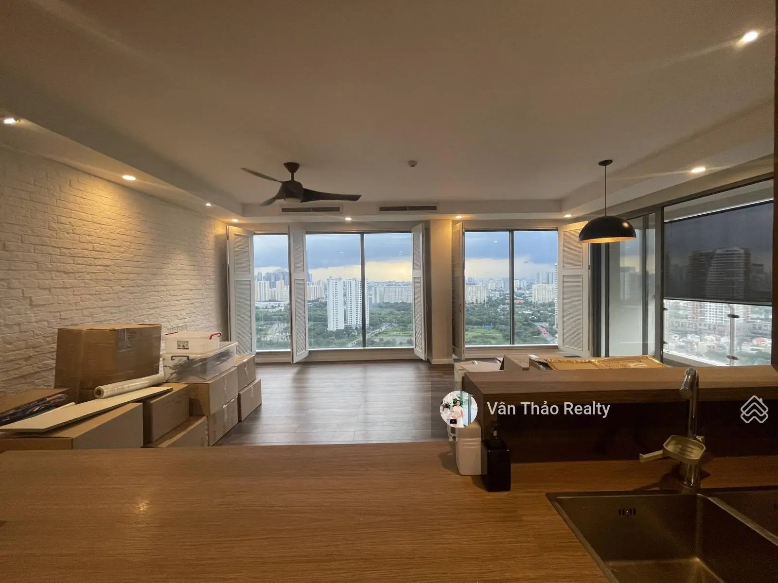 (Diện tích lớn 137m2) Căn hộ 3PN góc - Full kính 2 mặt - Nội thất cơ bản - Đảo Kim Cương Quận 2