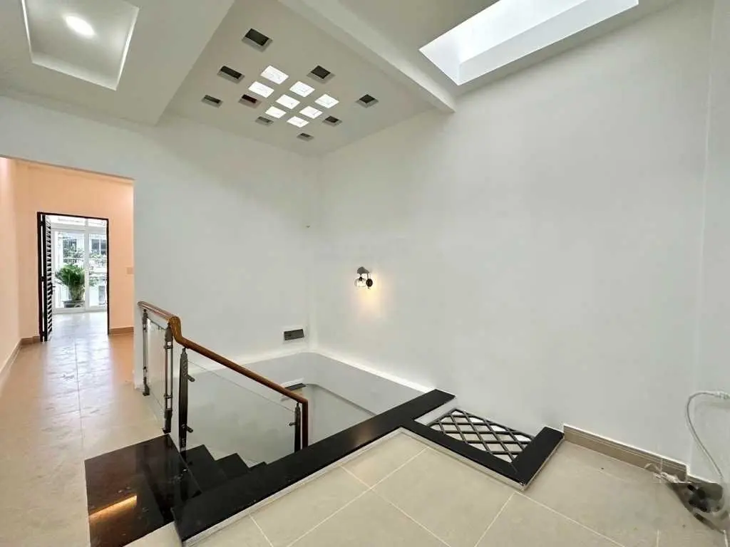 Q.PN. Siêu phẩm mặt tiền KD Huỳnh Văn Bánh, 4 tầng, khu VIP kinh doanh sầm uất