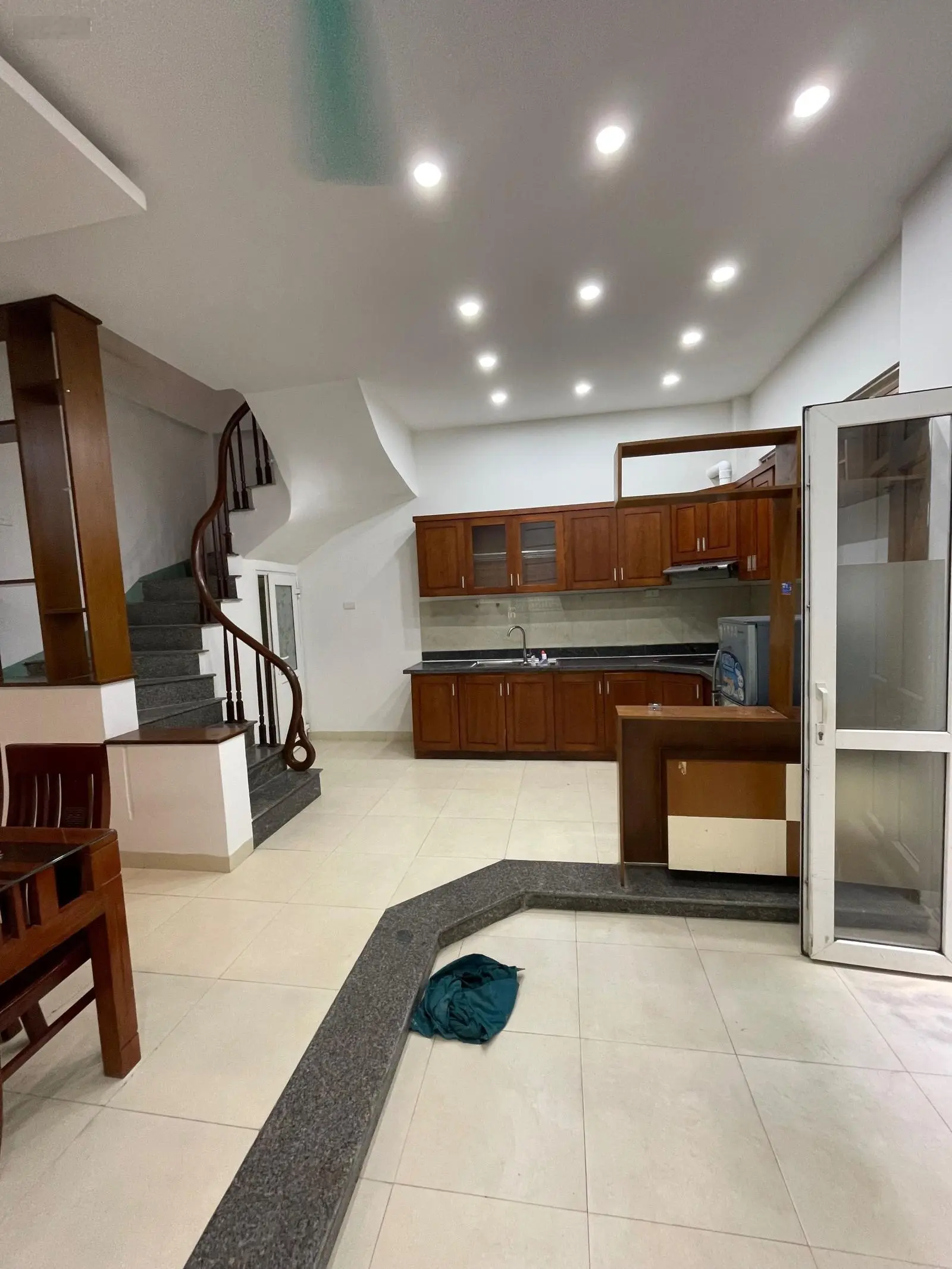 Lô góc. Vị trí đẹp. 165tr/m2 cách bãi xe 80m full nội thất. Điện - Đường - Trường - Trạm. Đủ hết