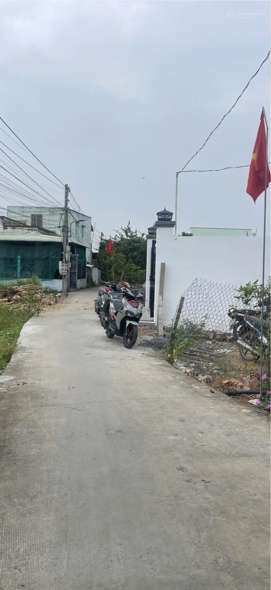 BÁN nhà mới xây vào ở liền cách trung tâm Cần Giuộc 500m