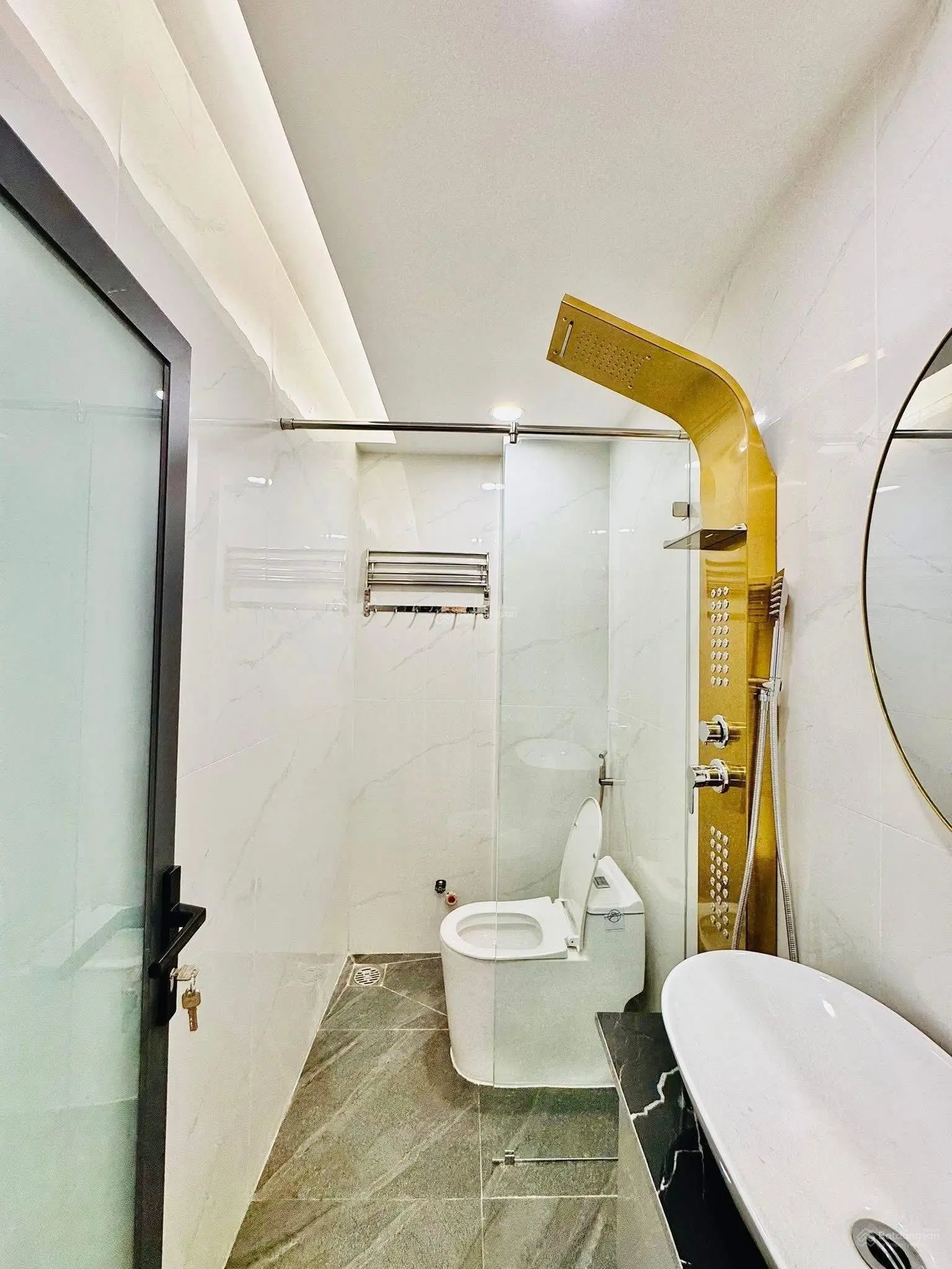 Bán nhà 67m2 - 6,1 tỷ, tiện xây mới để ở hoặc cho thuê, ngay Khánh Hội, Quận 4, sổ hồng riêng