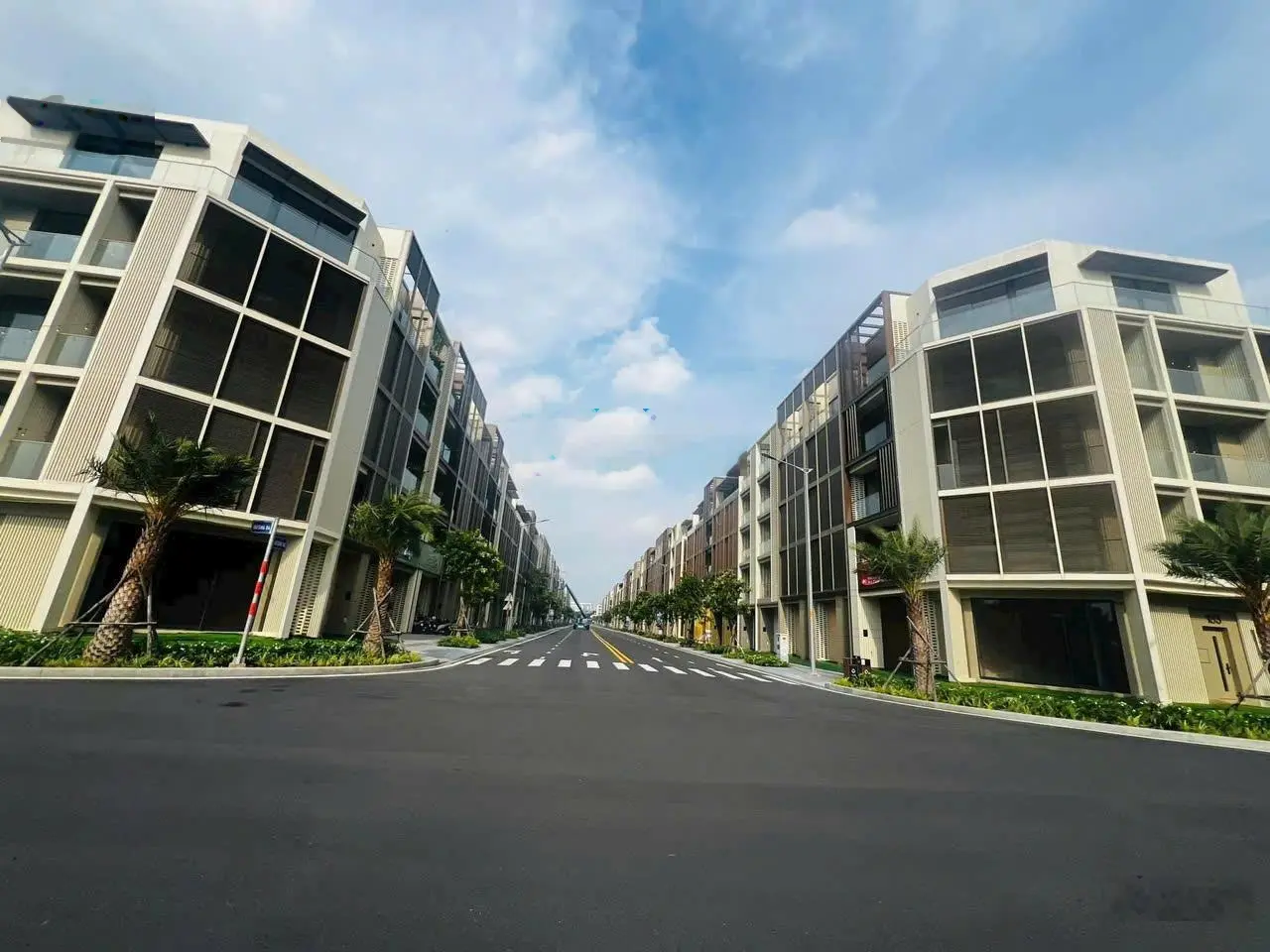 Nhà phố cao cấp sổ hồng riêng lâu dài trung tâm Quận 2 The Global City