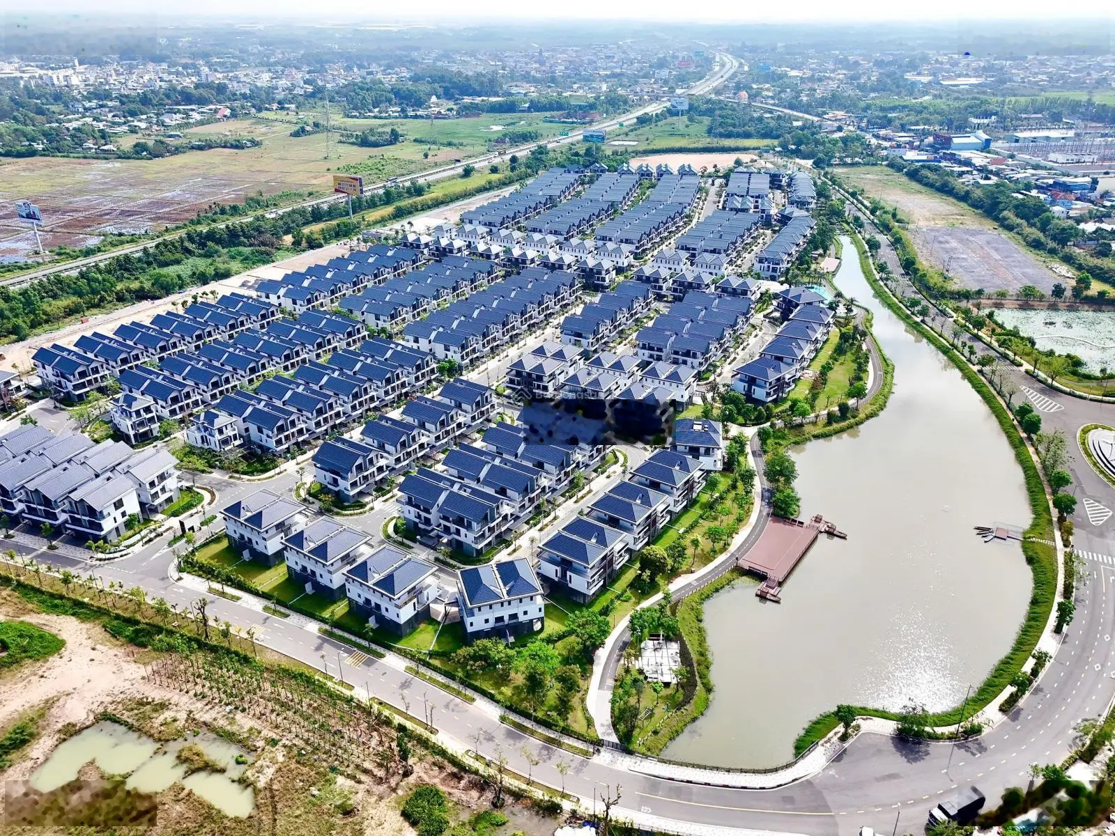 Bán biệt thự mặt hồ 10x20m, Khu compound ID Juntion Long Thành hàng hiếm, vị trí ngay mặt hồ
