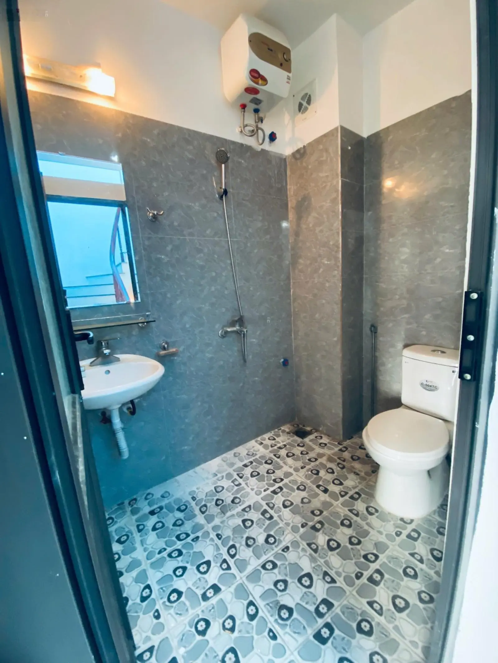 Bán nhà Yên Nghĩa, 3,298tỷ, 34m2, 4PN + 4WC, tiện nghi đầy đủ cạnh ô tô xây mới 5 tầng gần chợ UBND