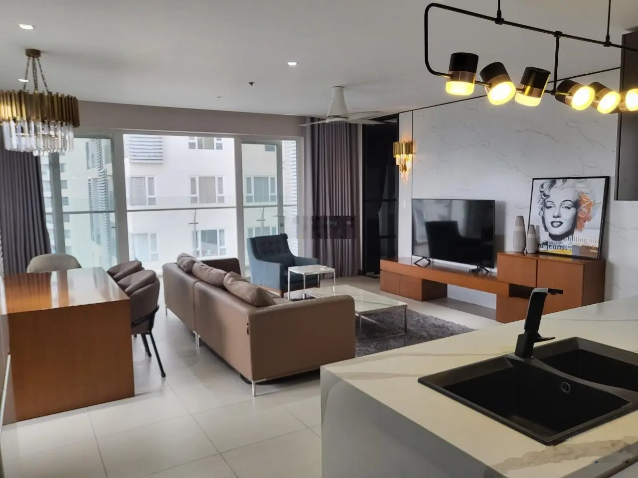 Bán căn hộ 3 phòng ngủ Đảo Kim Cương, 180 m2, có sổ hồng, view hồ bơi, yên tĩnh mát mẻ, giá tốt