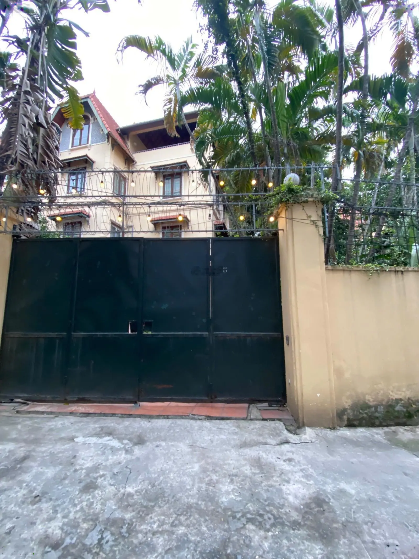 Chính chủ bán gấp biệt thự sân vườn, bể bơi - lô góc ô tô tránh Tô Ngọc Vân 198m2, giá chỉ 64,8 tỷ