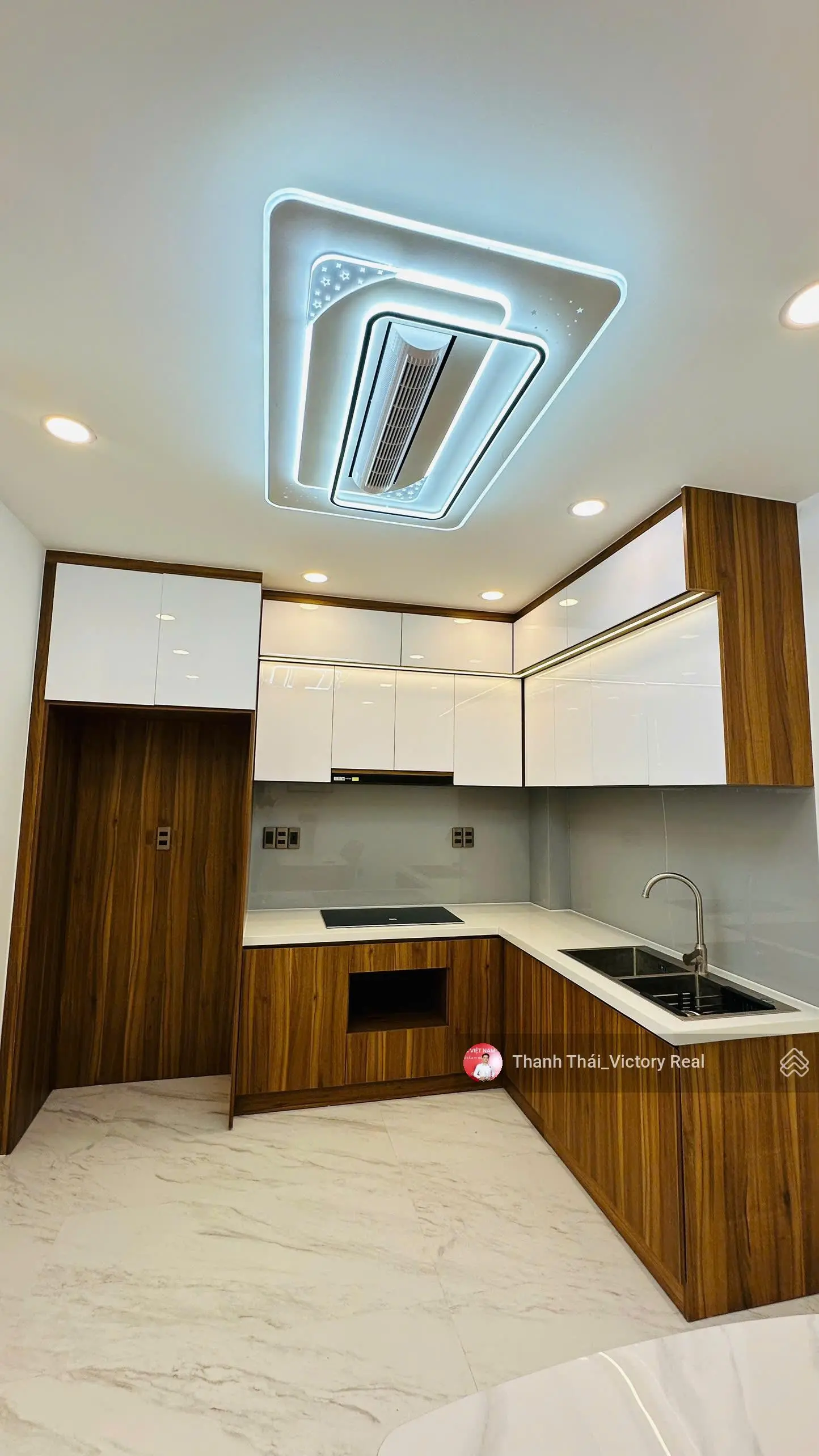Nhà mới đẹp [6 Tầng]* Tặng full nội thất * DT: 4.5 x 10m (CN 45m) HXH Hồng Lạc.P10 - Chỉ 7.5 Tỷ TL