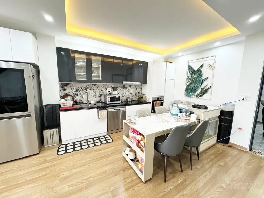 Bán nhà mặt phố cổ linh, nhà mới đẹp lung linh, tặng full nội thất xịn xò, thang máy