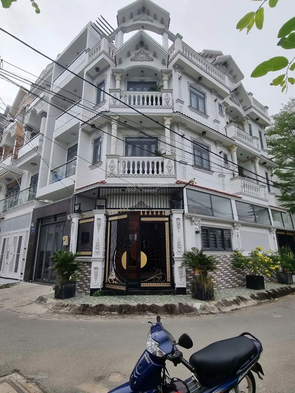 Căn gốc full nội thất gỗ tự nhiên trung tâm thị trấn